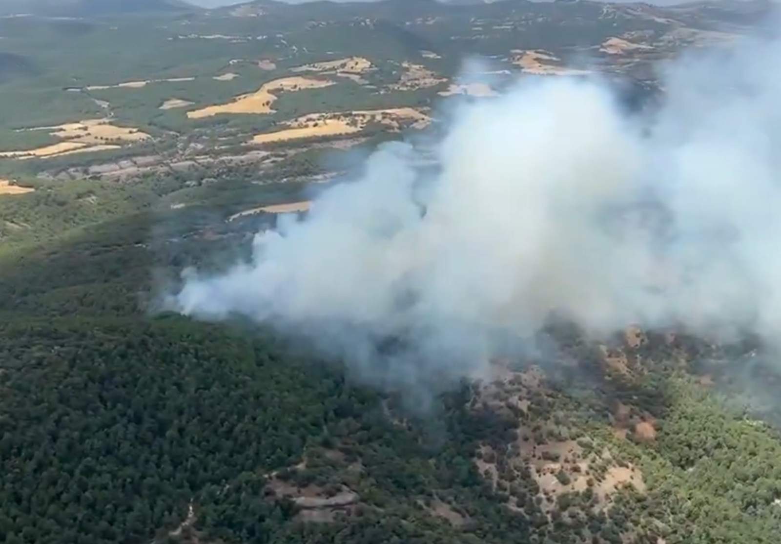 Un incendio en Lladurs complica el día a los Bombers, pendientes de estabilizar el fuego de Aiguamúrcia