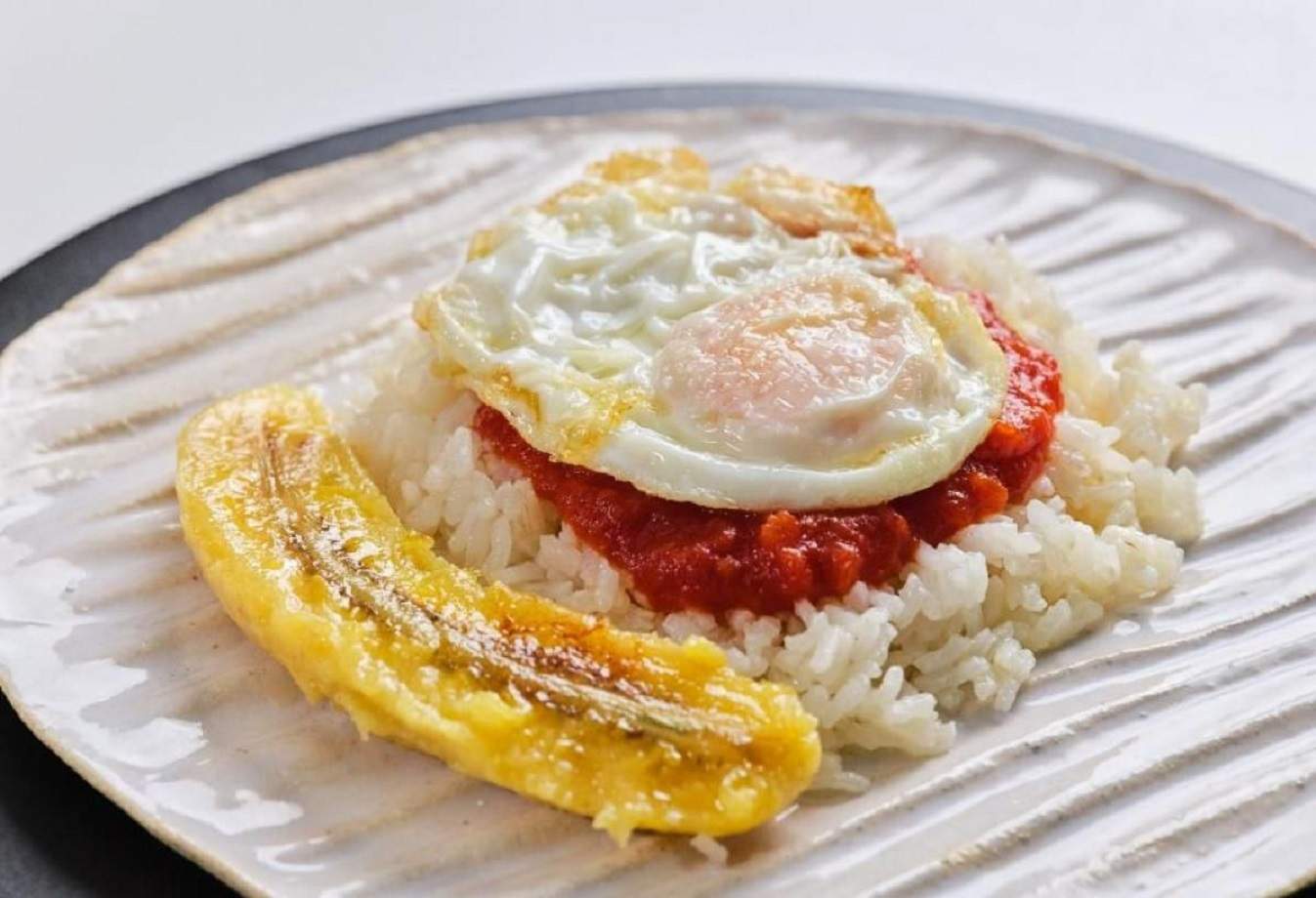 El millor arròs a la cubana: afegeix aquest ingredient que gairebé ningú fa servir i el resultat serà brutal