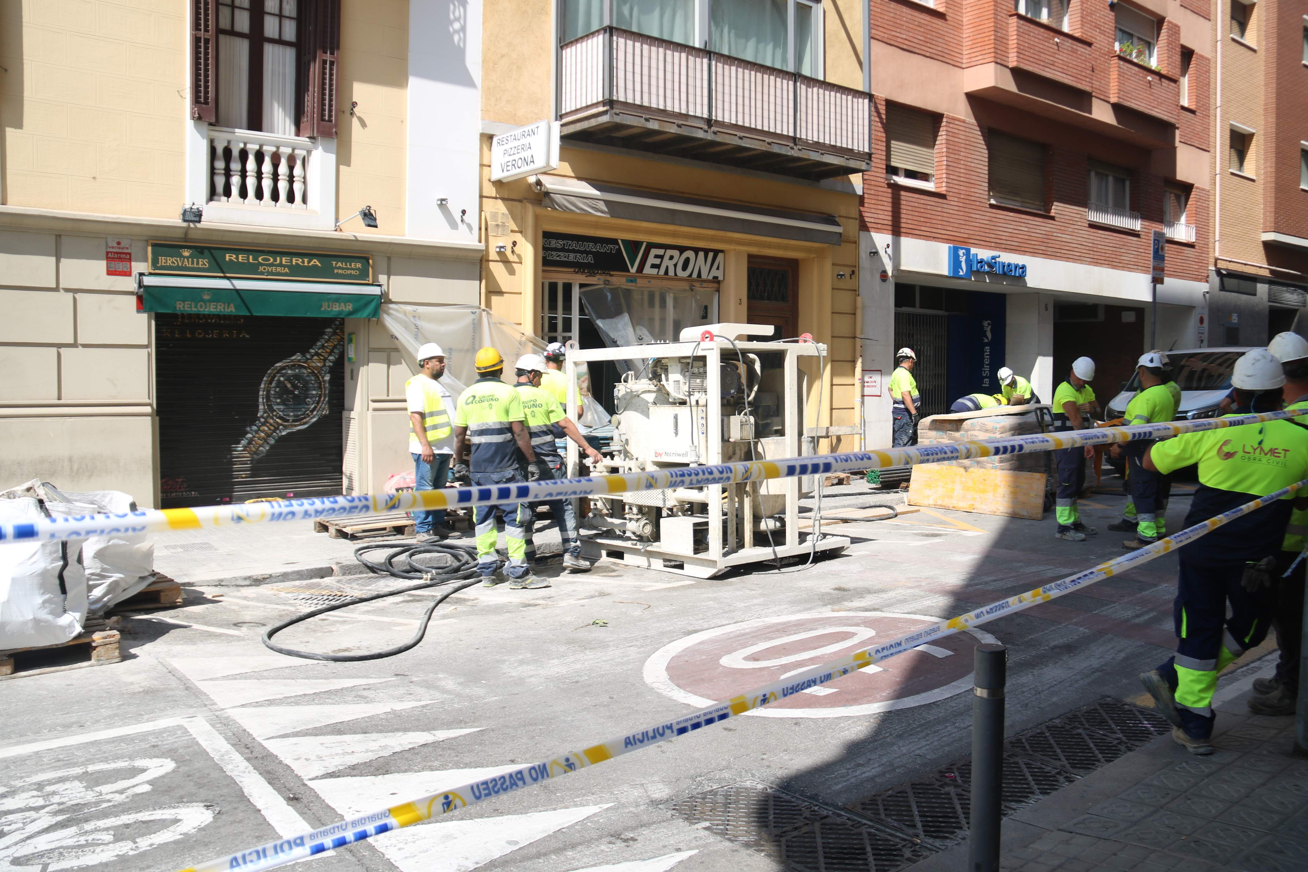 “Respostes, cap ni una”: els comerciants de l’esvoranc de l’L9 exigeixen ajudes urgents