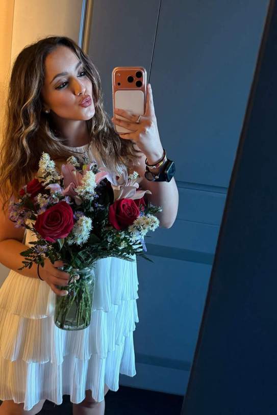 Elena G Duran amb les flors del seu xicot per l'aniversari / Instagram