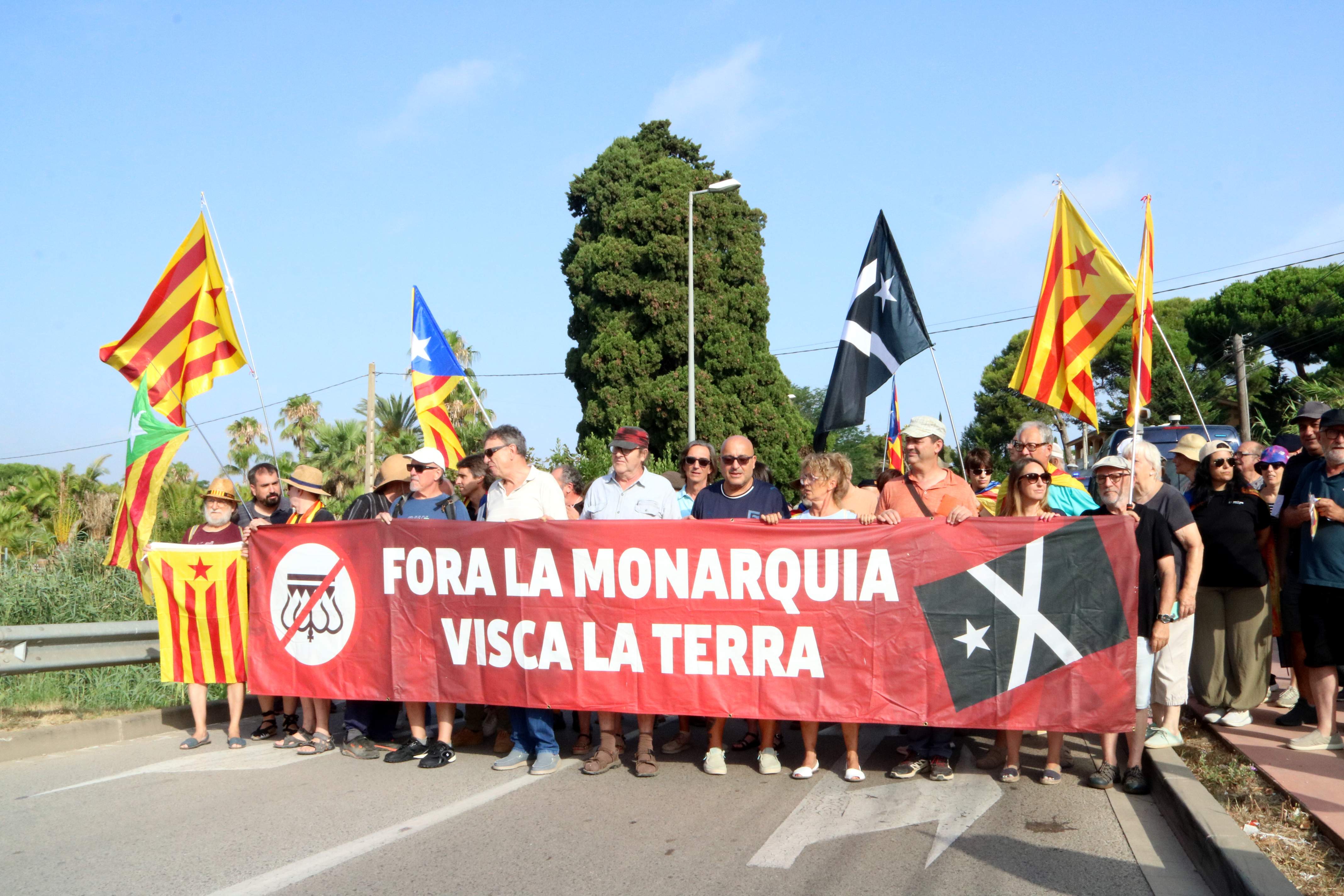 Independentistes tallen l'accés a les ruïnes d'Empúries contra la visita de la família reial