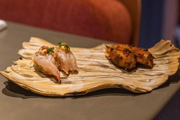 El niguiri de gamba vermella amb els seus caps, al Barra M. / Foto: Marta Garreta