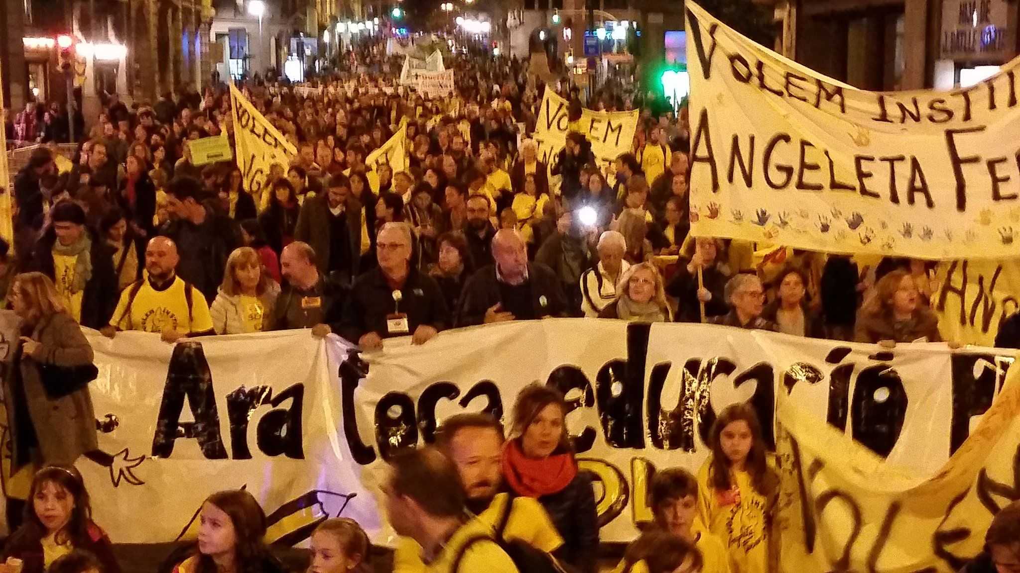 Centenars de manifestants demanen augmentar la inversió en educació pública