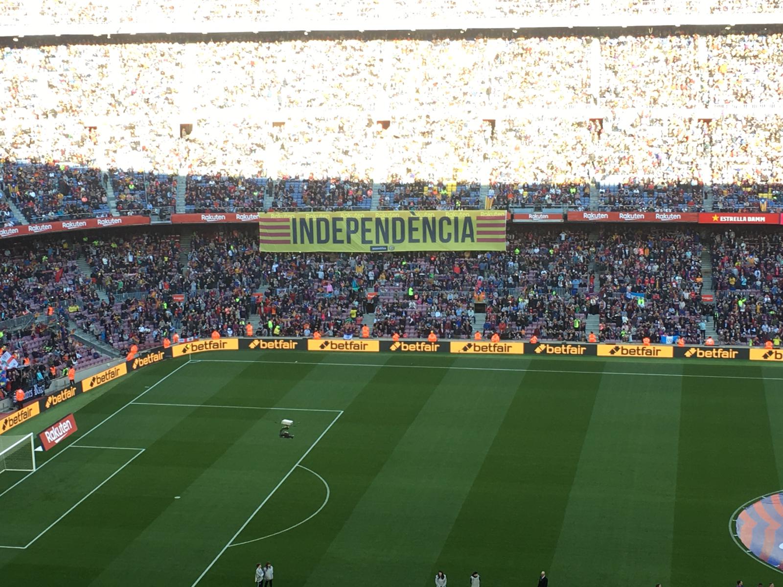 El Camp Nou torna a reivindicar la independència
