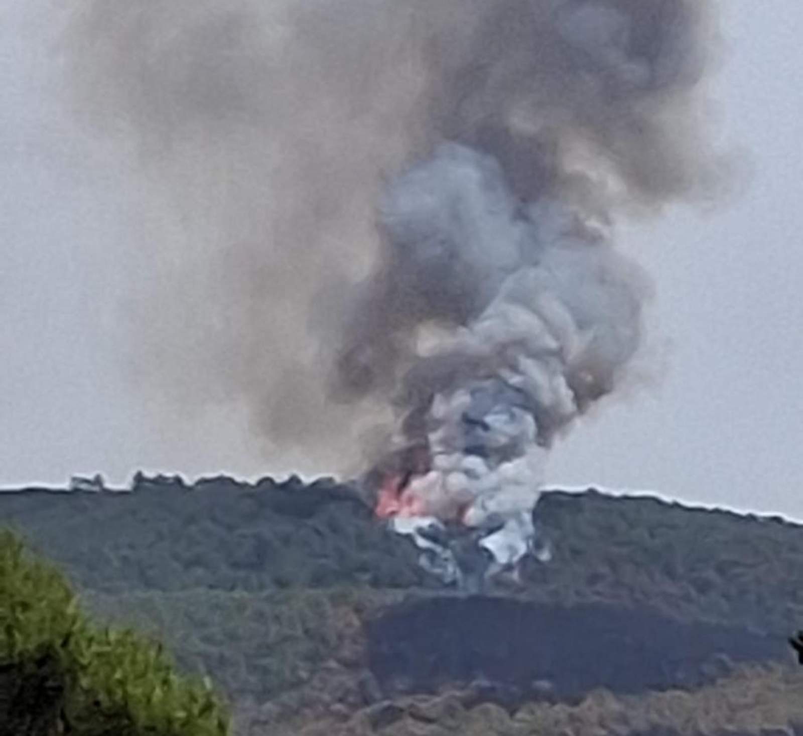 Nou incendi forestal a Querol: dos focus cremen sense control a la zona on els Mossos busquen un incendiari