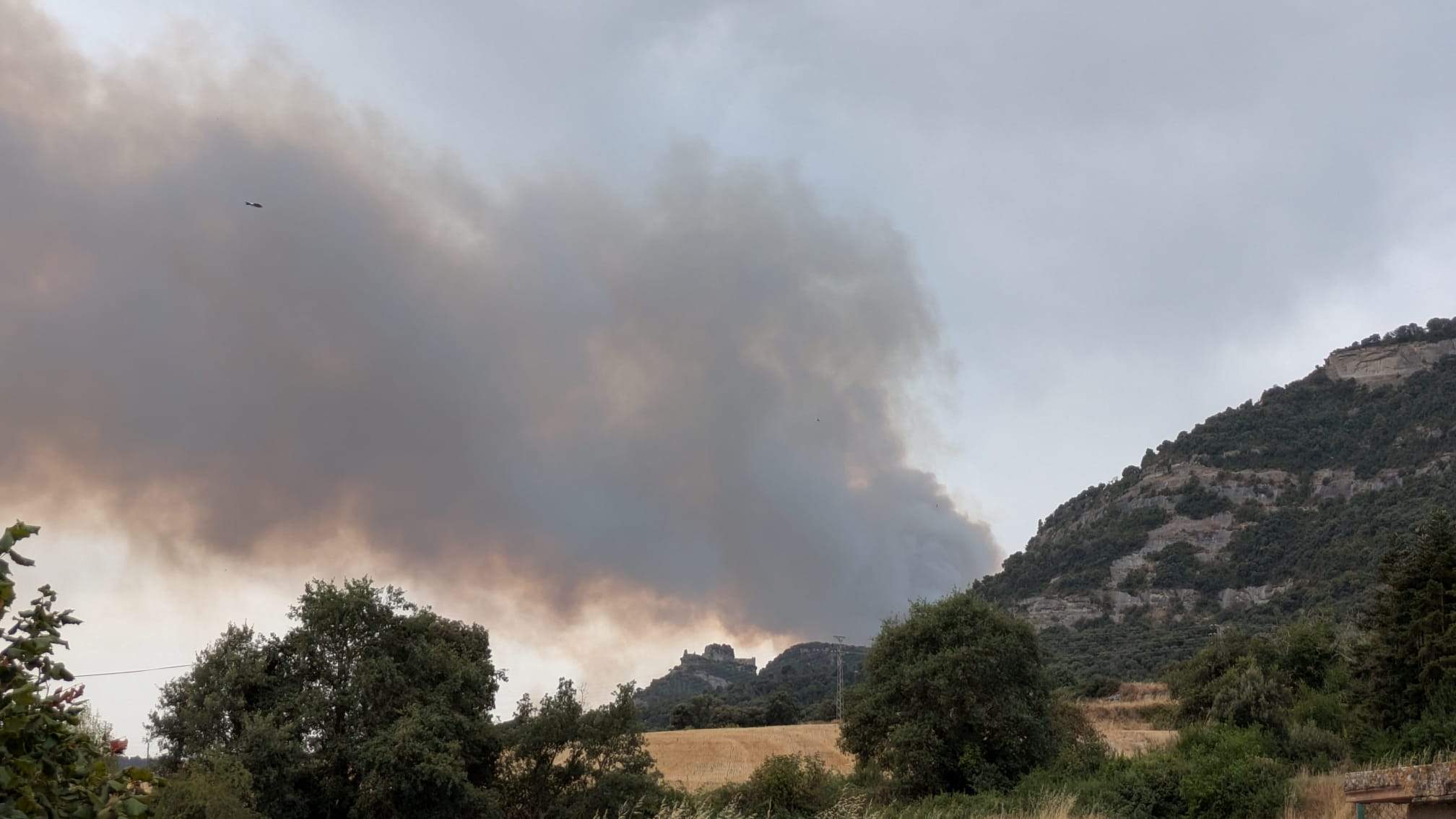 Columna de fum visible de l'incendi de Sant Quirze Safaja / Cedida Columna de fum visible de l'incendi de Sant Quirze Safaja / Cedida