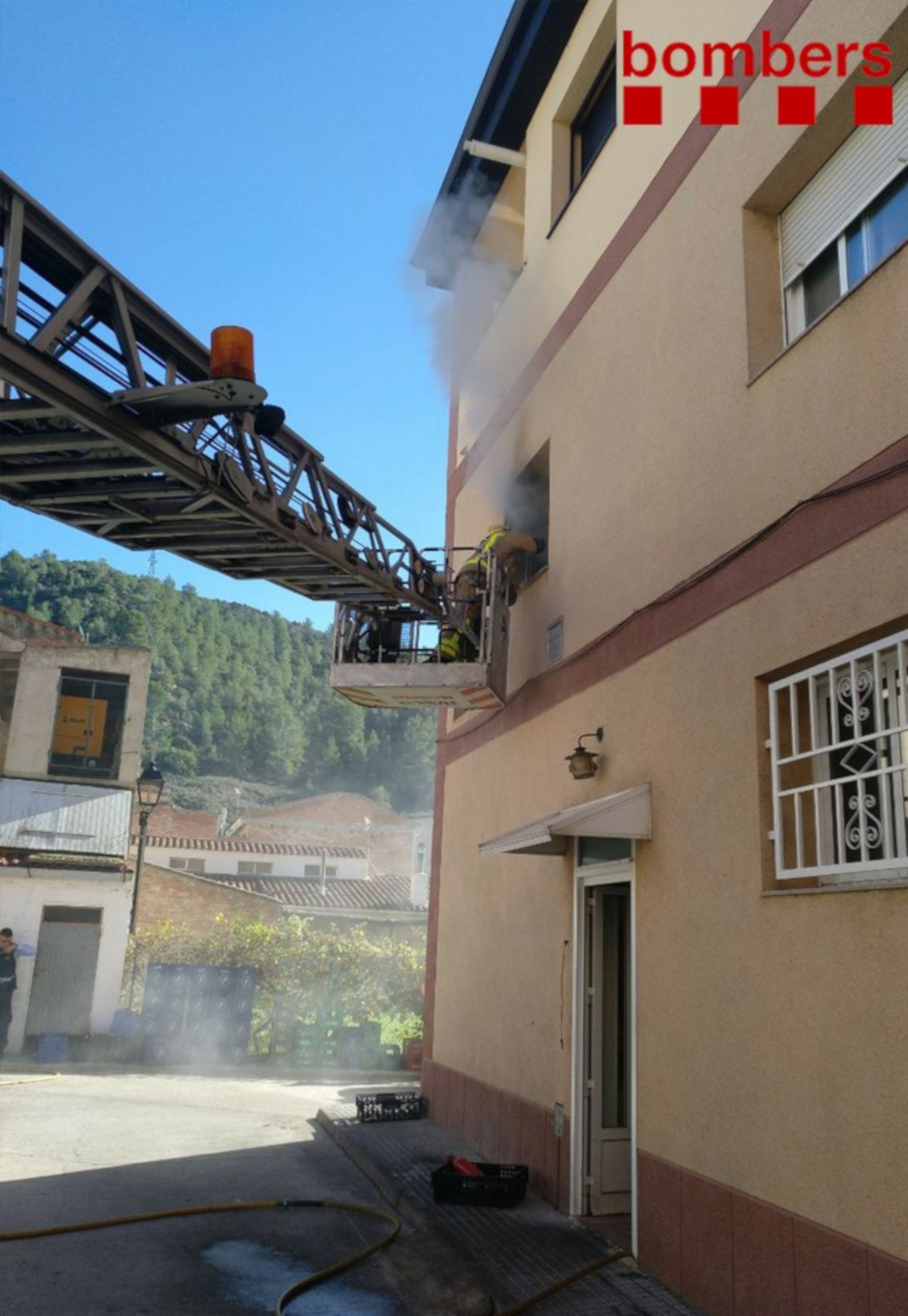 Cuatro intoxicados por humo en un incendio en la cocina de un hotel en Benifallet