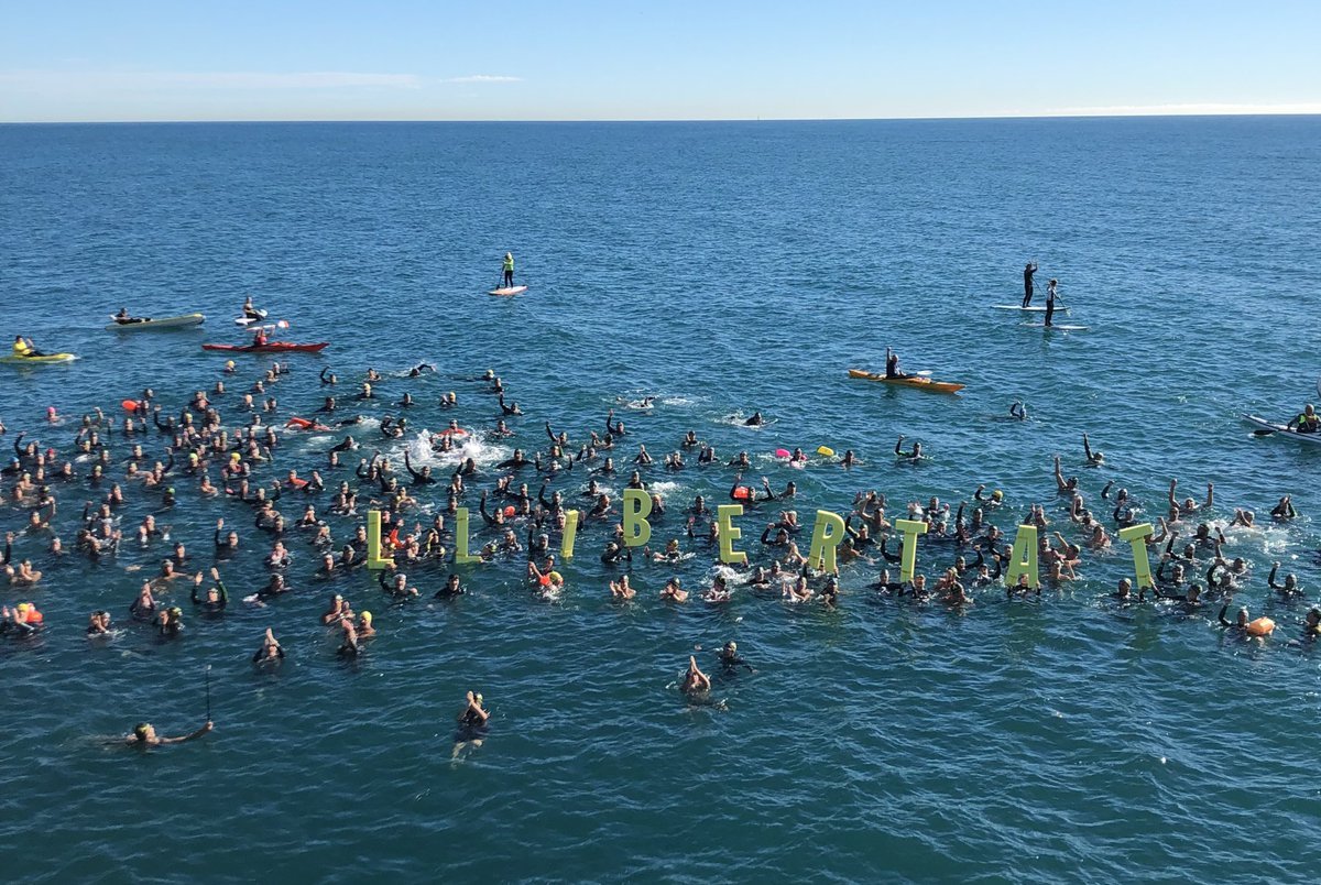 Espectacular acto de solidaridad con Romeva en la playa de Badalona