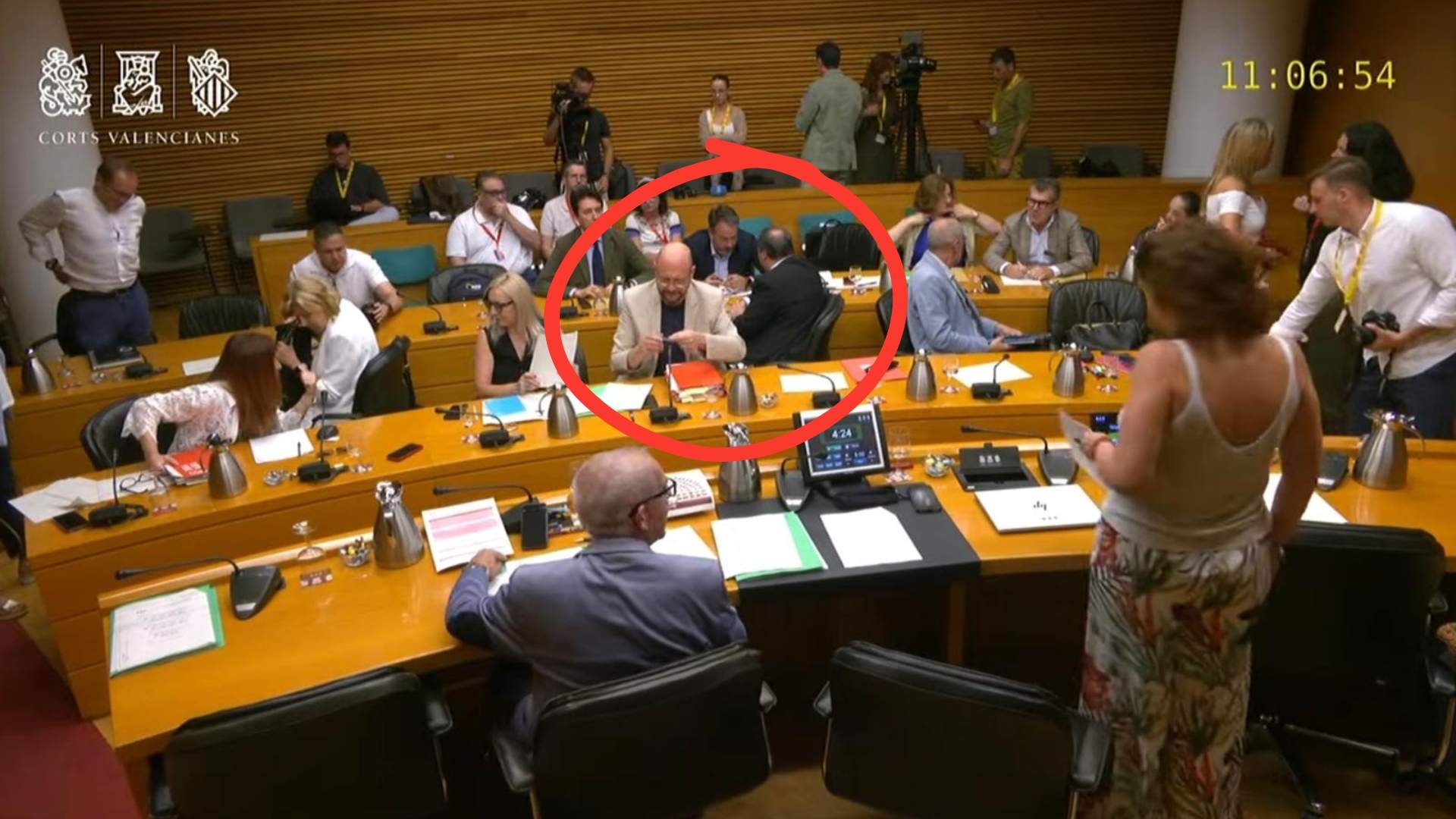 Un micro abierto capta a un diputado de Vox jactándose de información privilegiada: "Me lo ha dicho la fiscal"