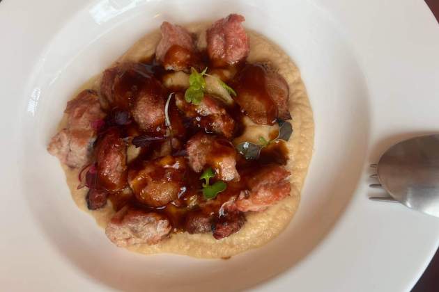 Mollejas de ternera con puré de coliflor de Casa Dionís. / Foto: Rosa Molinero Trias Mollejas de ternera con puré de coliflor de Casa Dionís. / Foto: Rosa Molinero Trias