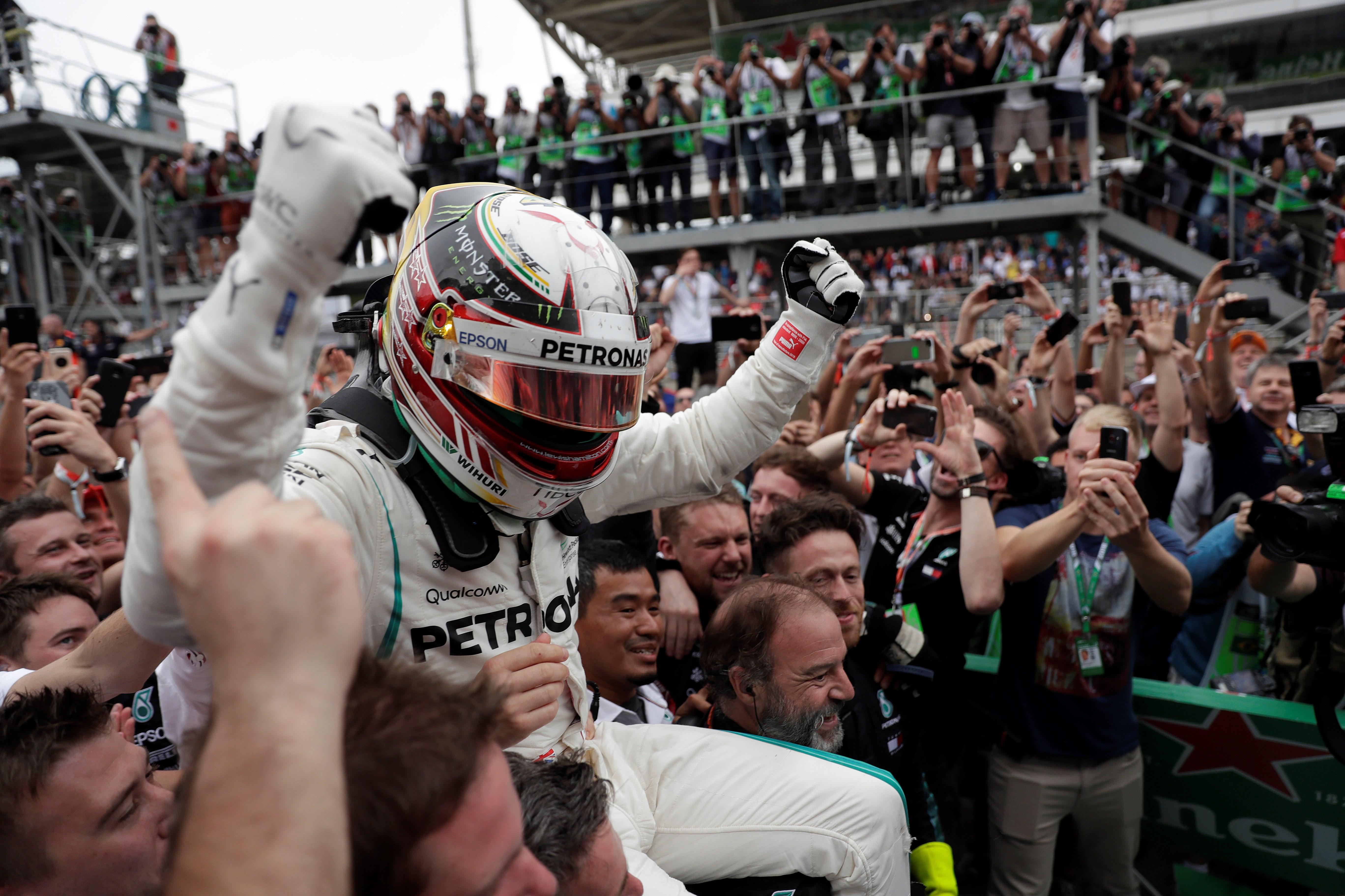 Hamilton gana en Interlagos y Mercedes celebra el Mundial de constructores