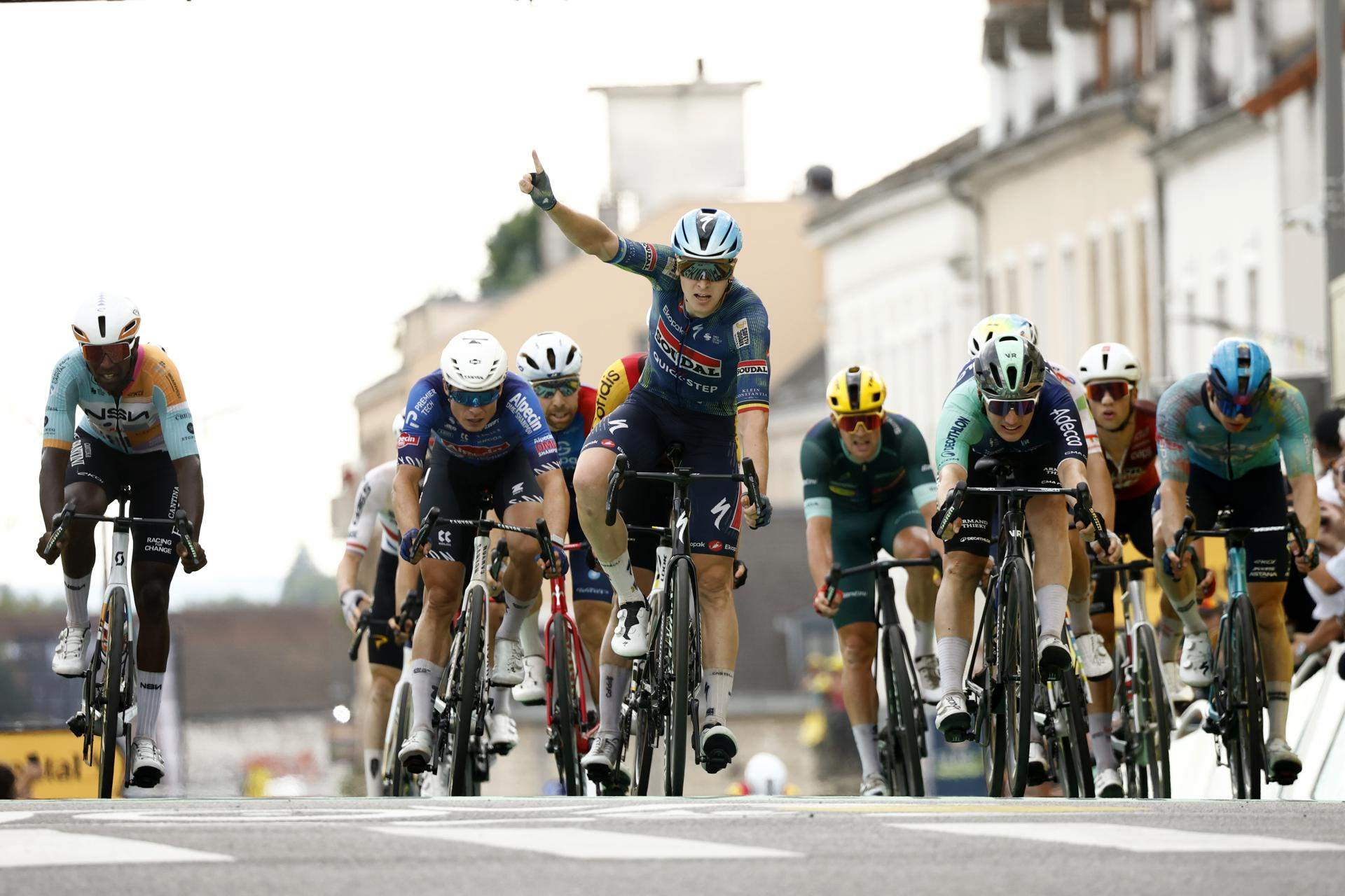 Tim Merlier sobreviu a un accidentat esprint i signa un hat-trick al Tour de França