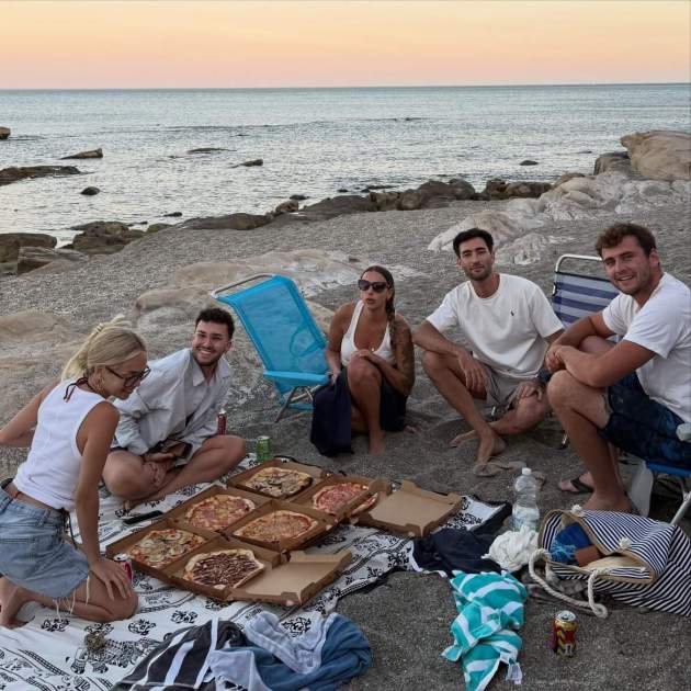 Ana Mena amb els amics a la platja / Instagram Ana Mena amb els amics a la platja / Instagram
