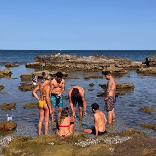 Ana Mena amb els amics a la platja / Instagram Ana Mena amb els amics a la platja / Instagram