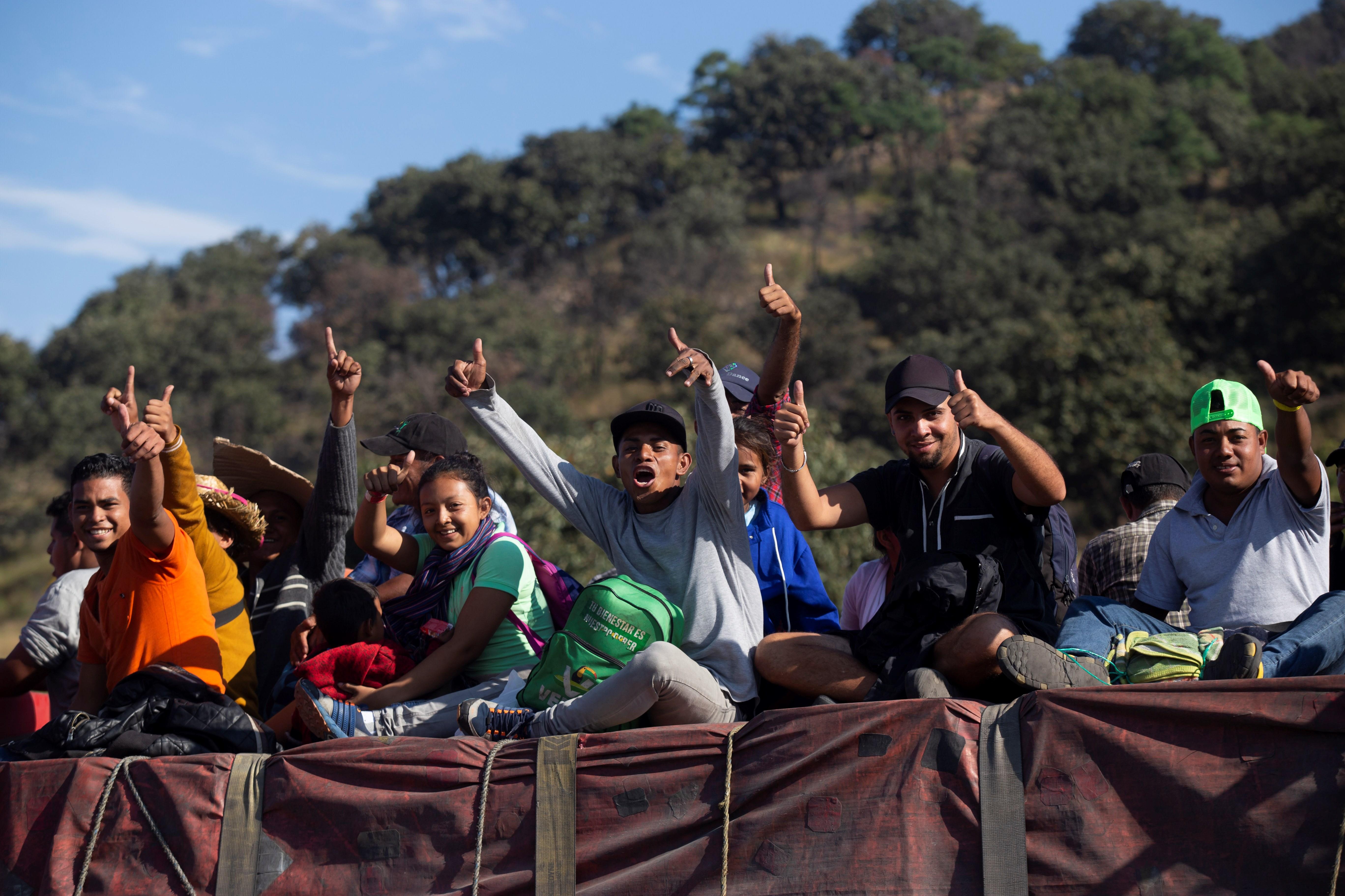 El grup LGBT de la caravana de migrants arriba a la frontera