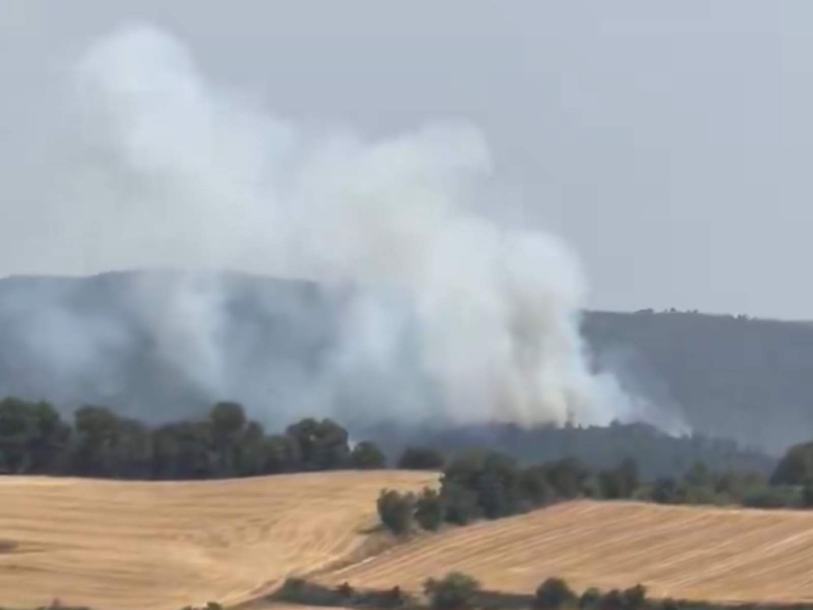 Dos incendis simultanis a Pontils i la Baronia de Rialb compliquen el dia als Bombers
