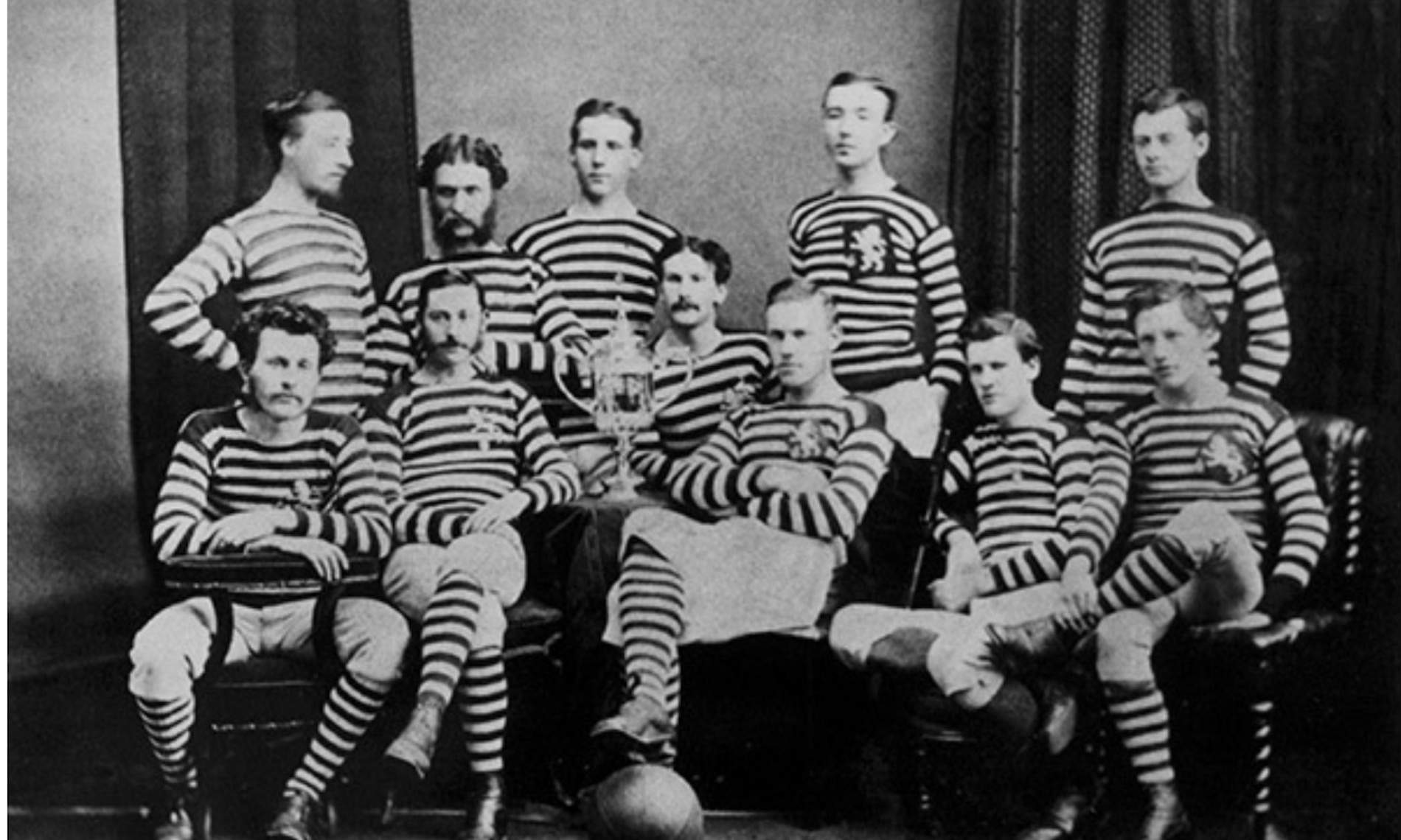 Queens Park Glasgow, primer equipo escocés (1874). Fuente Wikimedia Commons Queens Park Glasgow, primer equipo escocés (1874). Fuente Wikimedia Commons