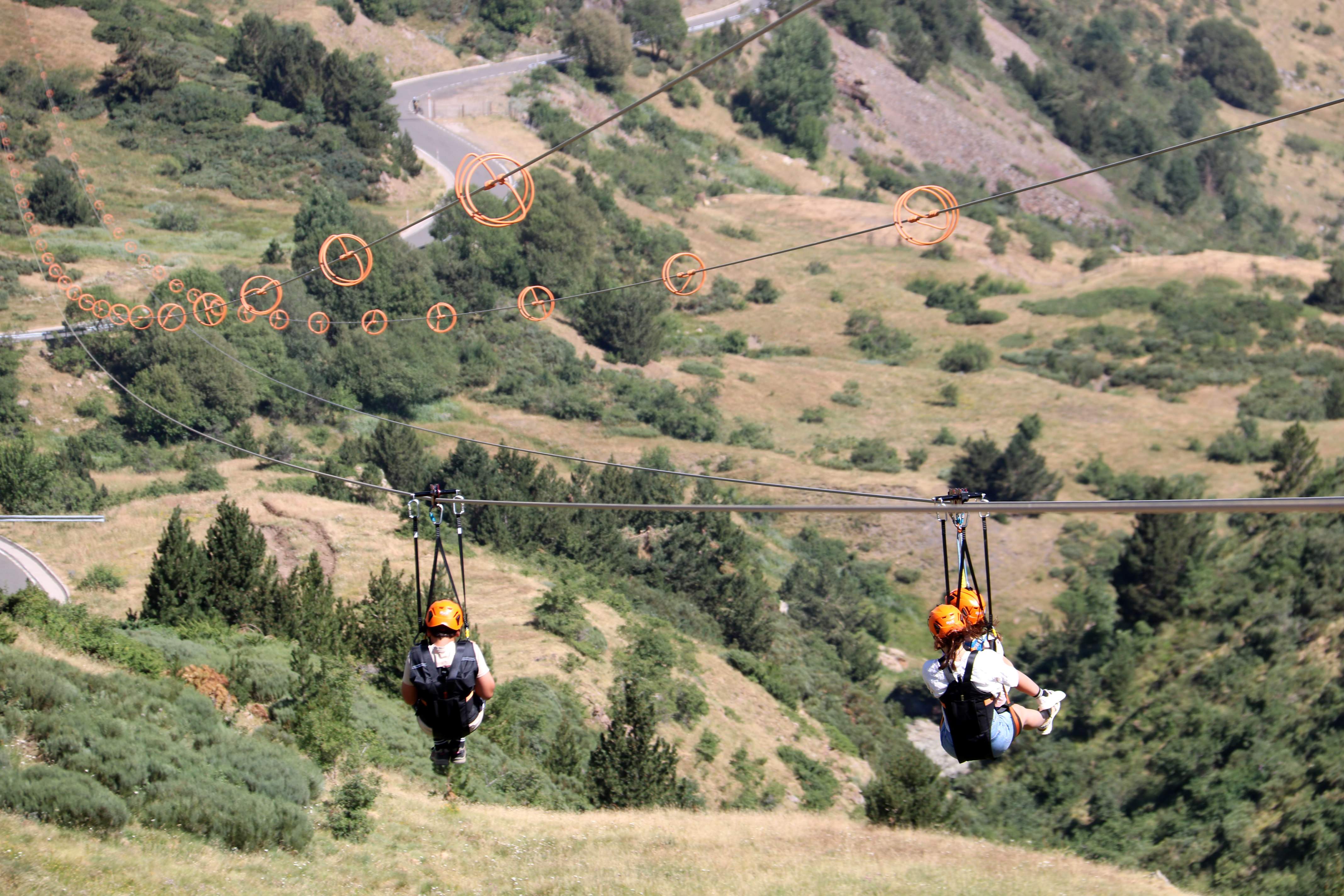 Un quilòmetre d'adrenalina a la tirolina doble més llarga de Catalunya, inaugurada a Boí Taüll