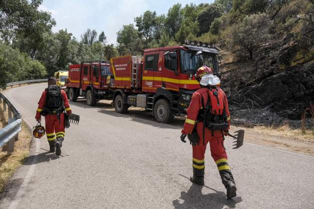 Bombers a l'incendi de La Mierla, a Guadalajara / EFE/ Nacho Izquierdo Bombers a l'incendi de La Mierla, a Guadalajara / EFE/ Nacho Izquierdo