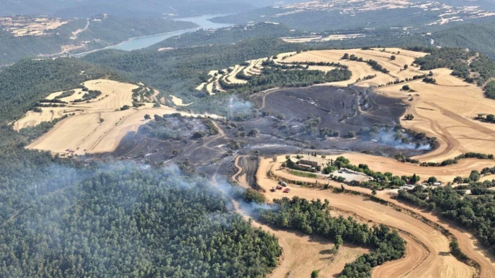 Dos incendis simultanis a Pontils i la Baronia de Rialb compliquen el dia als Bombers