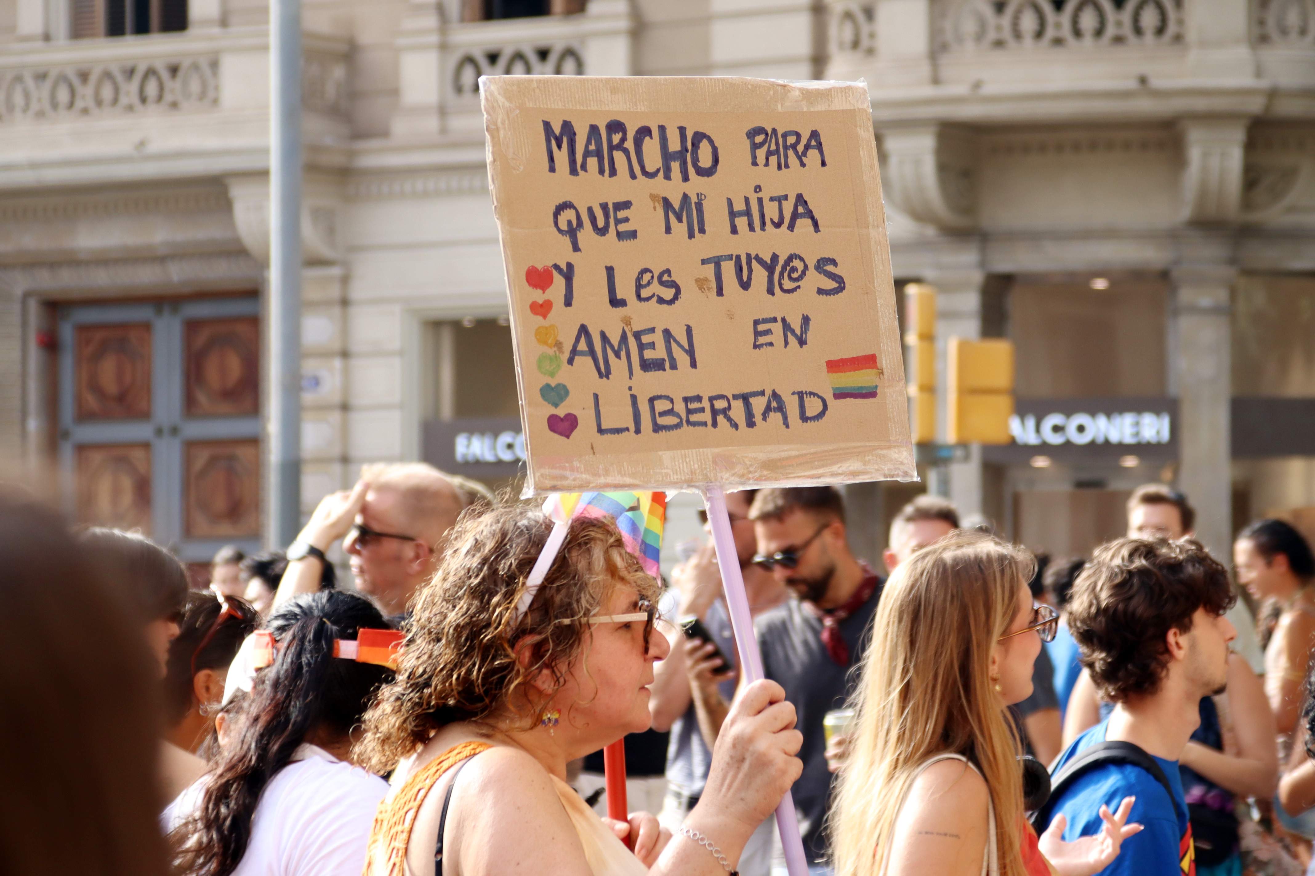 Una participant a la marxa porta un cartell a favor d'"estimar en llibertat". ACN