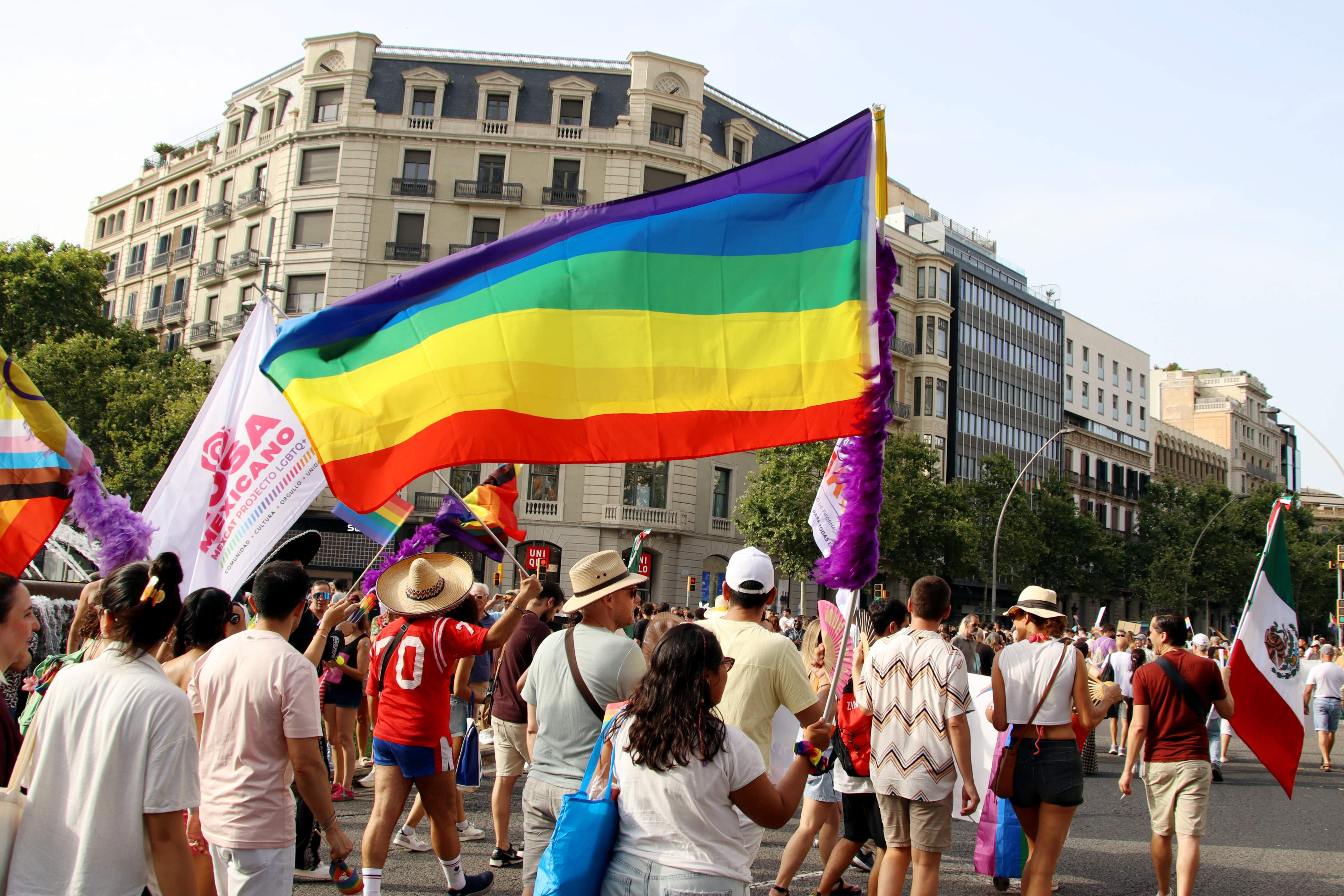 Banderes a la marxa del Pride Barcelona. ACN