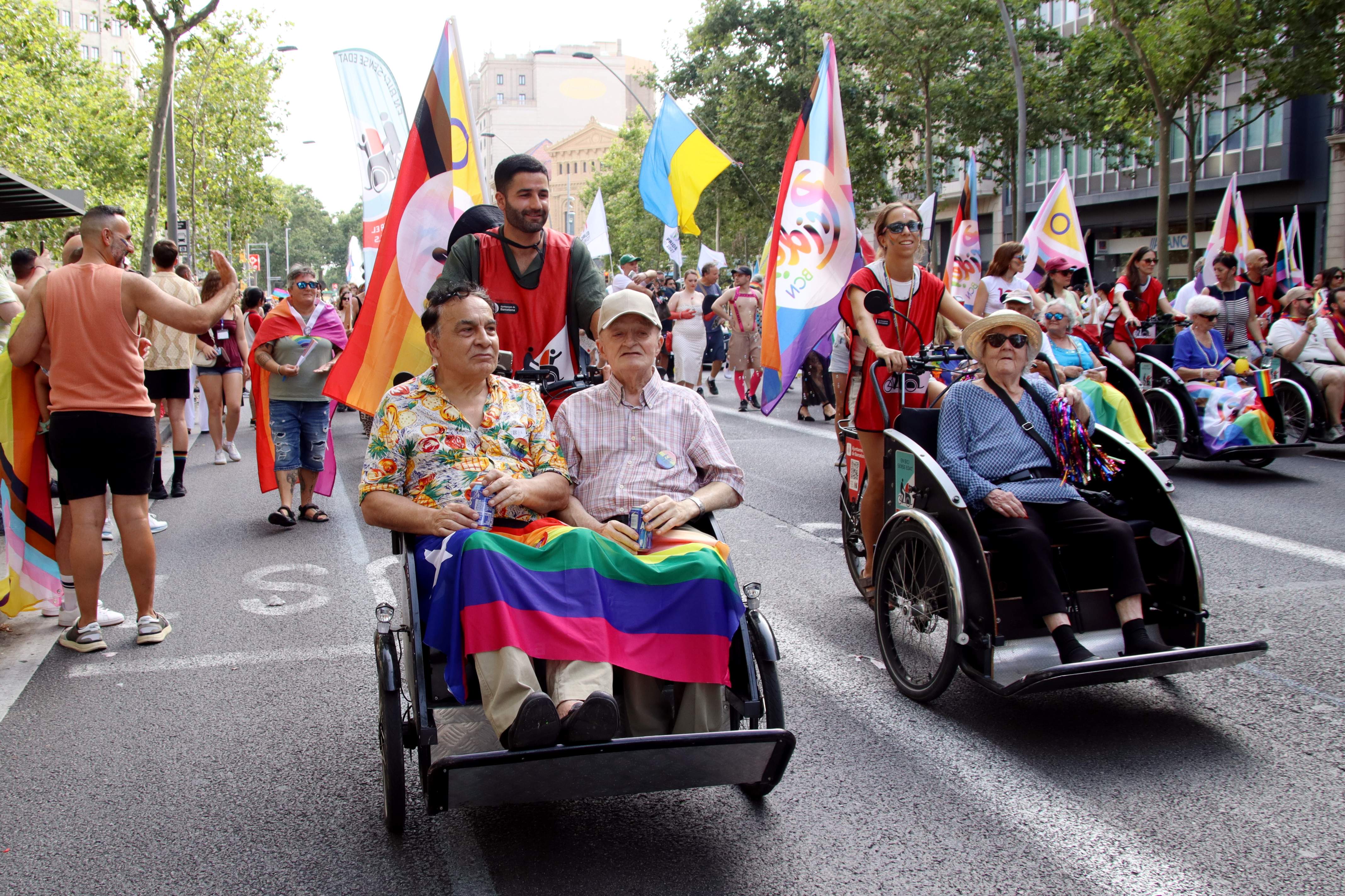 Persones grans participen a la marxa del Pride Barcelona. ACN