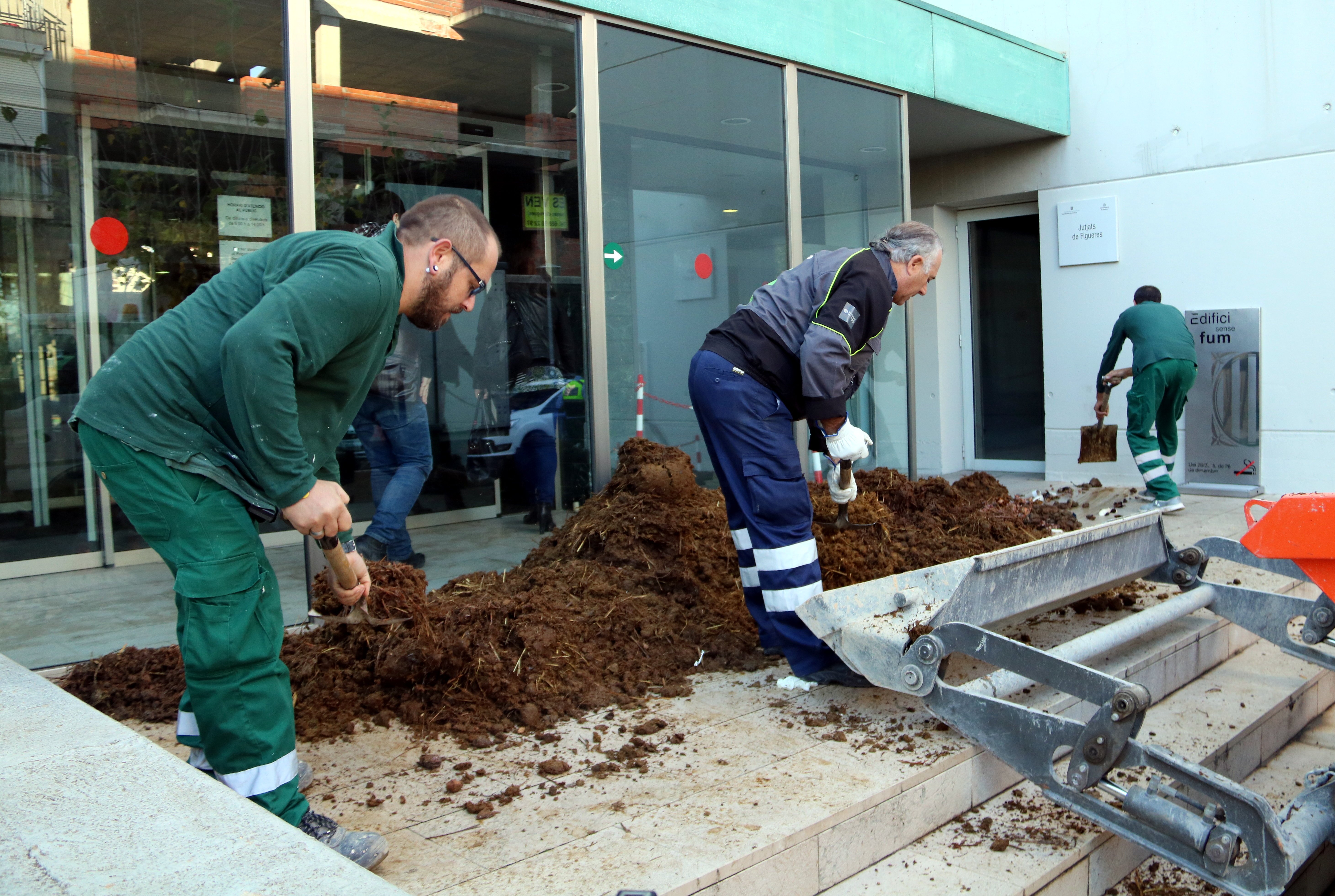 Los CDR vierten estiércol en las puertas de varios juzgados