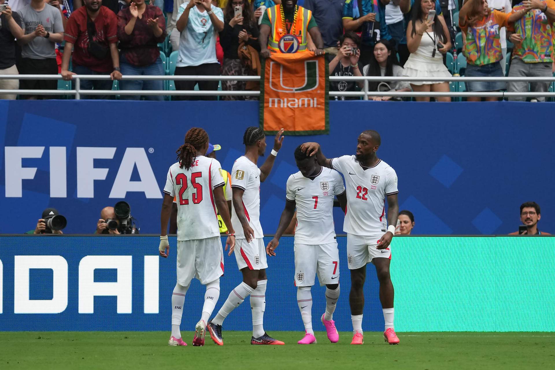Anglaterra s'endú la final de consolació contra França en un partit boig (4-6)