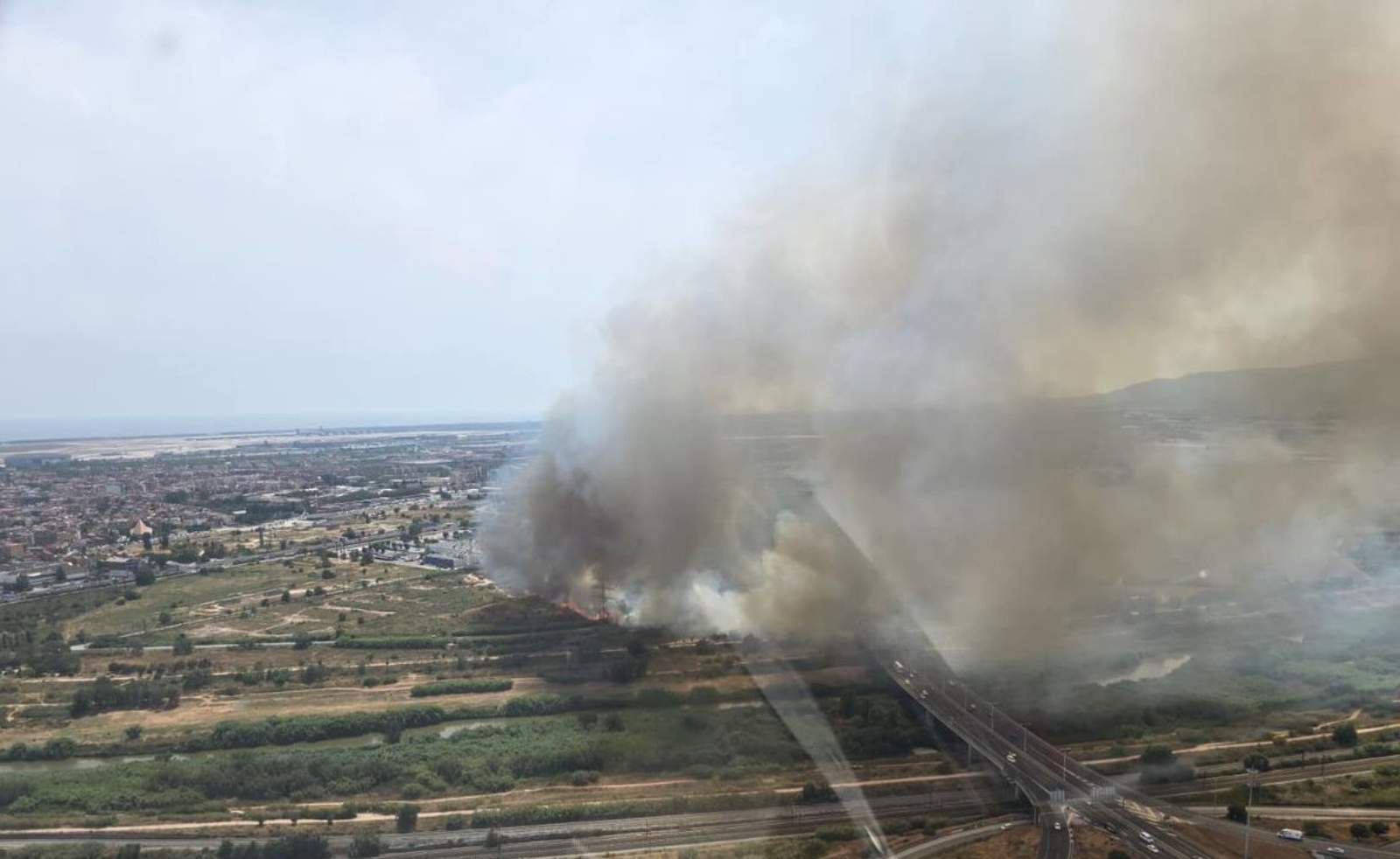 Un incendi al Prat crema una zona de canyes i matolls i obliga a tallar les carreteres B-250 i B-20