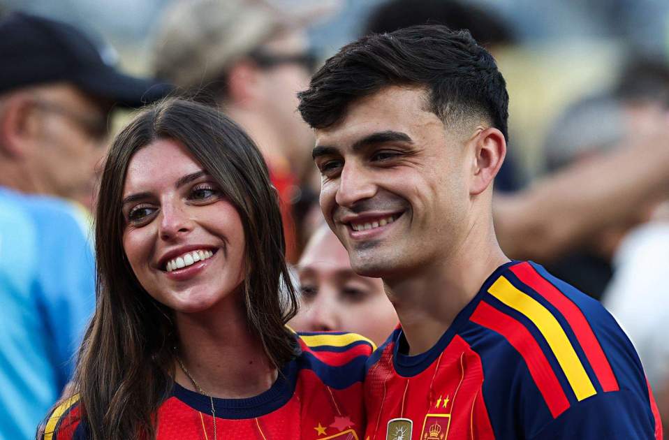 Pedri amb les dues estrelles al pit i la nòvia XXSS Pedri amb les dues estrelles al pit i la nòvia XXSS