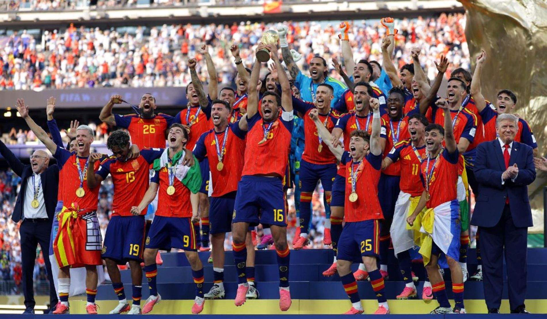 Donald Trump dona la nota (altre cop) i es cola a la foto dels campions