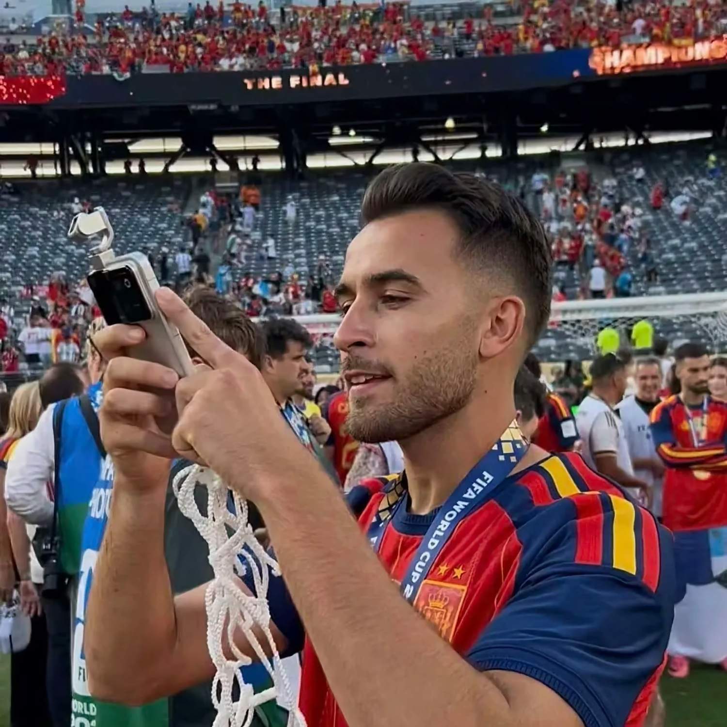 El HONOR Robot Phone se convierte en protagonista de la celebración de la Selección Española en el Mundial