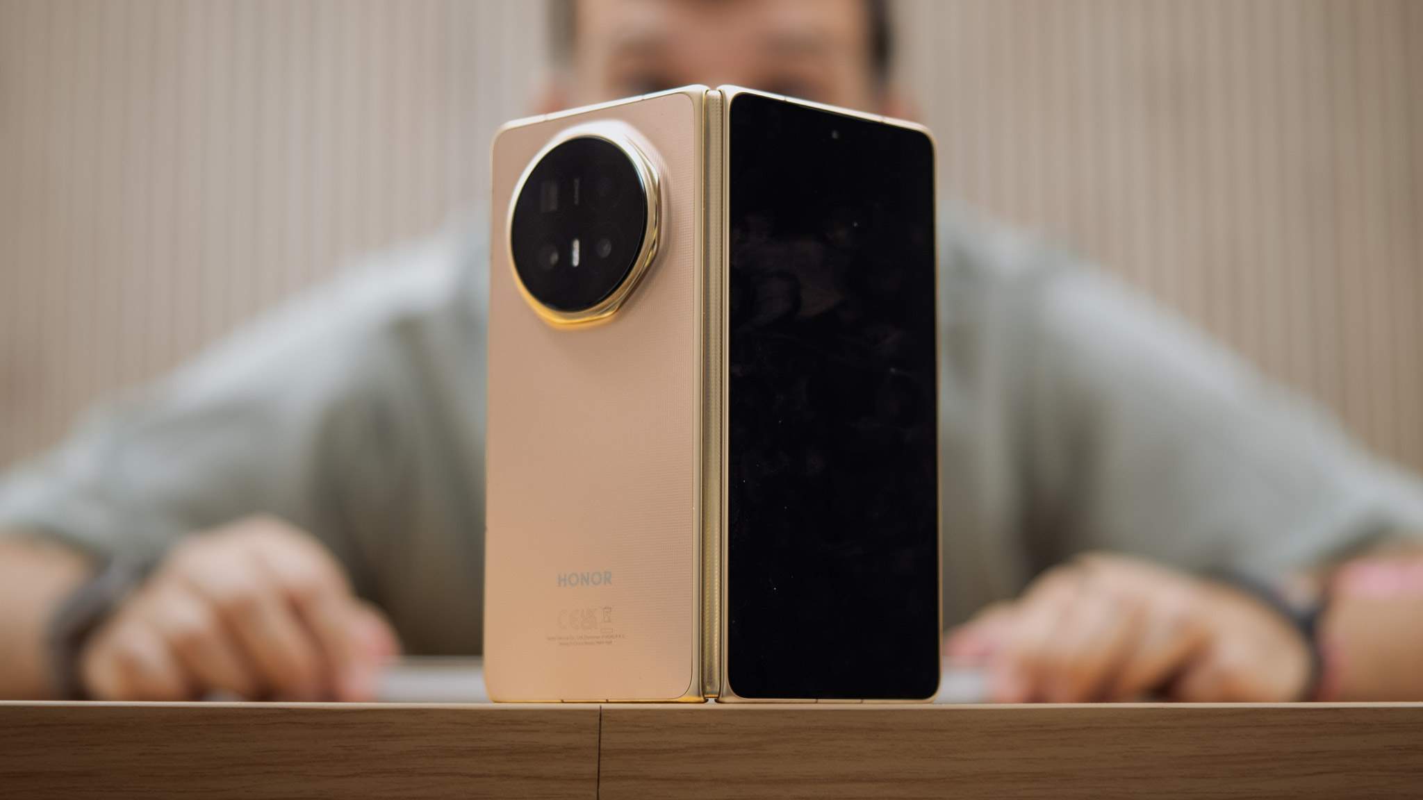 HONOR Magic V6