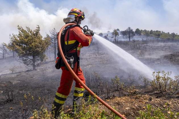 Un bombero trabaja para apagar el fuego en la Mierla, Guadalajara. EFE/Nacho Izquierdo Un bombero trabaja para apagar el fuego en la Mierla, Guadalajara. EFE/Nacho Izquierdo