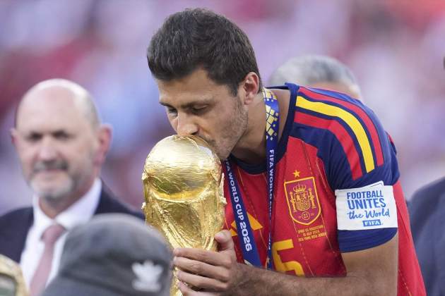 Rodri Hernández besa la Copa del Món / Foto: Europa Press Rodri Hernández besa la Copa del Món / Foto: Europa Press