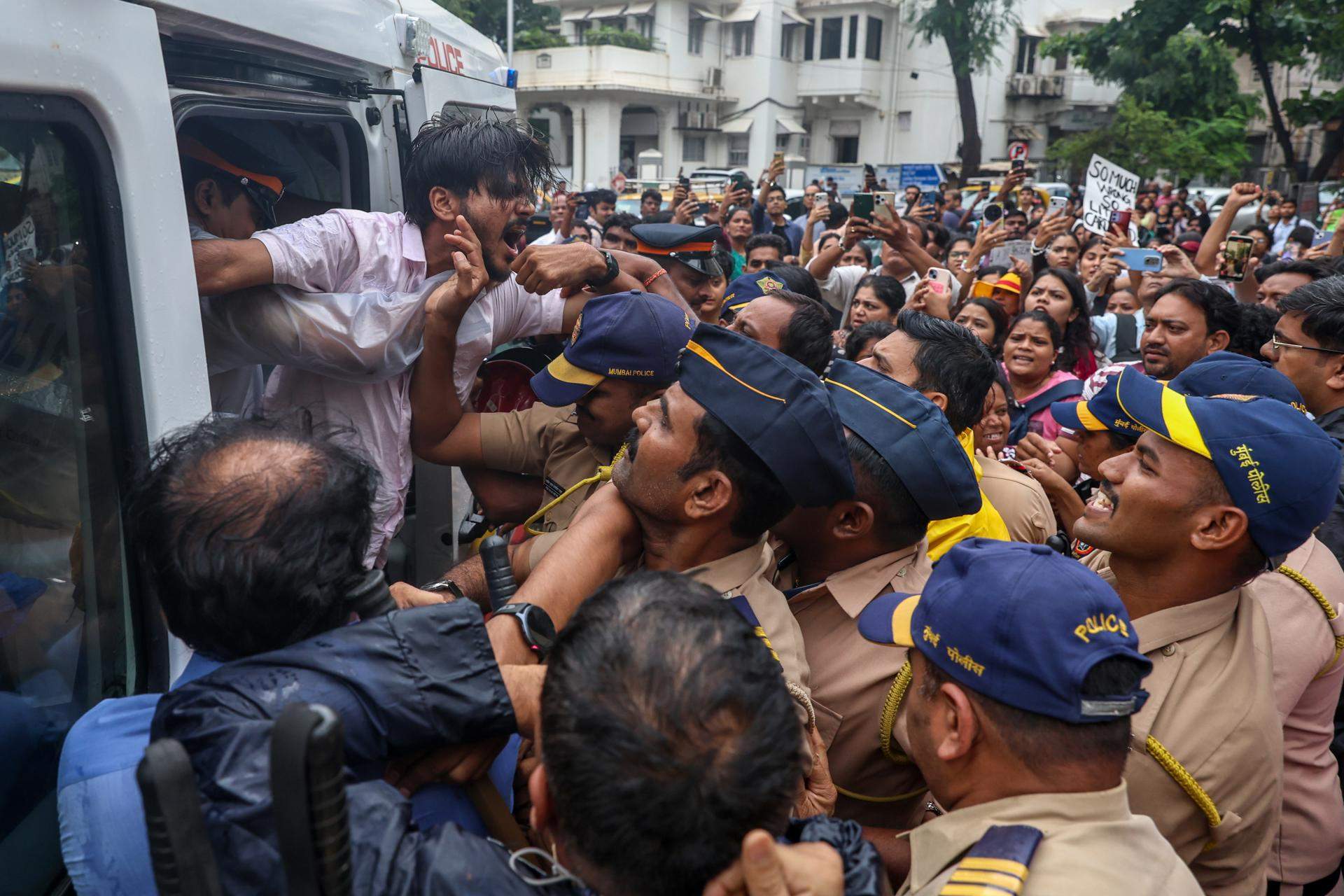Un detingut a la manifestació de Paneroles a la Índia / EFE/EPA/DIVYAKANT SOLANKI