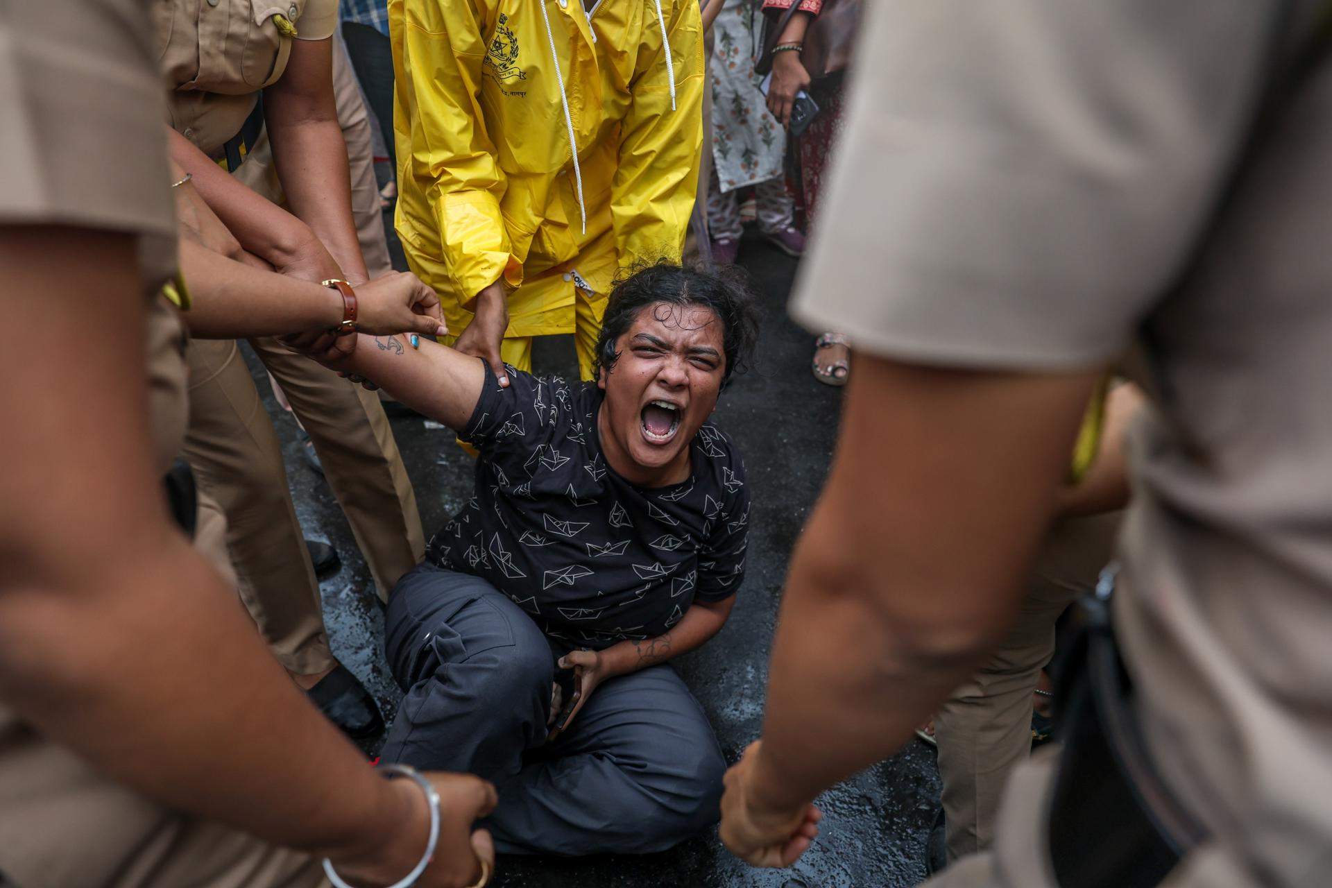 Detención en la manifestación de las Cucarachas en Nueva Delhi, India / EFE/EPA/Divyakant Solanki