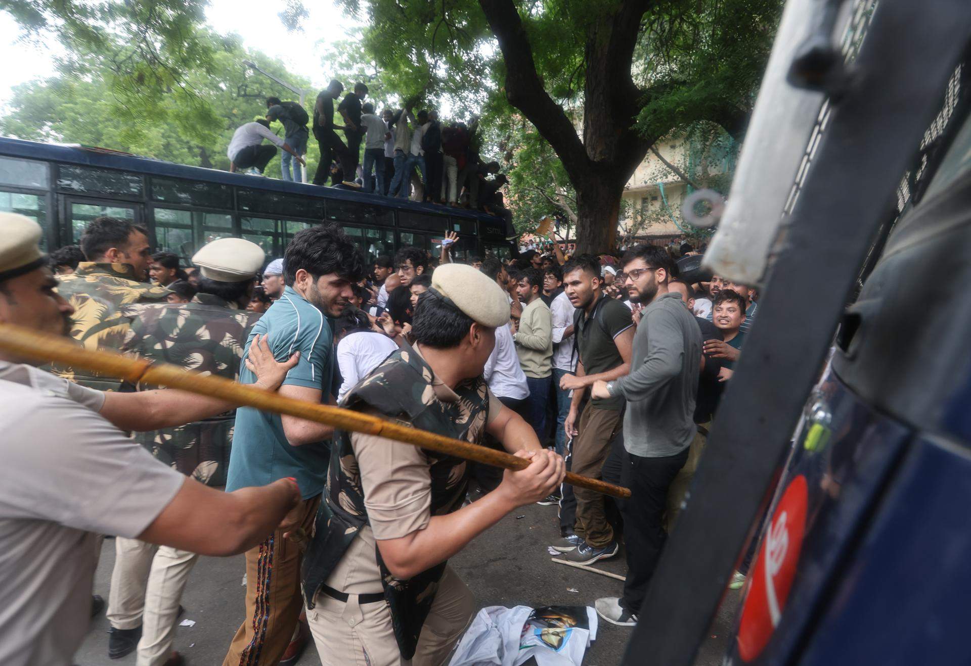 Represión policial contra los manifestantes / EFE/EPA/RAJAT GUPTA