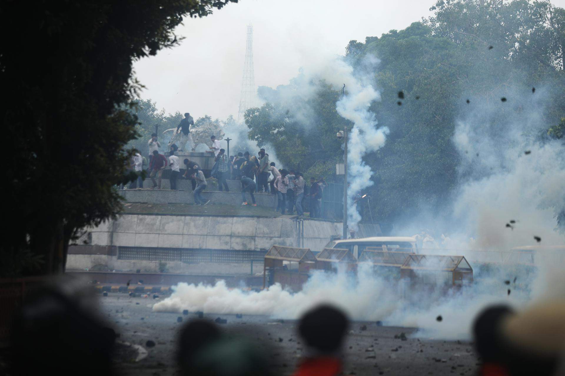 Gas lacrimógeno contra los manifestantes en Nueva Delhi / EFE/EPA/VIJAY PANDEY
