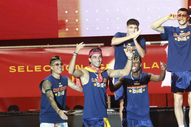 Ferran Torres durant la celebració a Cibeles / Gtres Ferran Torres durant la celebració a Cibeles / Gtres
