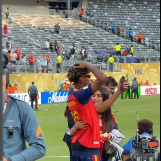 Lamine Yamal i Inés García durant la celebració del Mundial 2026 / X, Twitter Lamine Yamal i Inés García durant la celebració del Mundial 2026 / X, Twitter