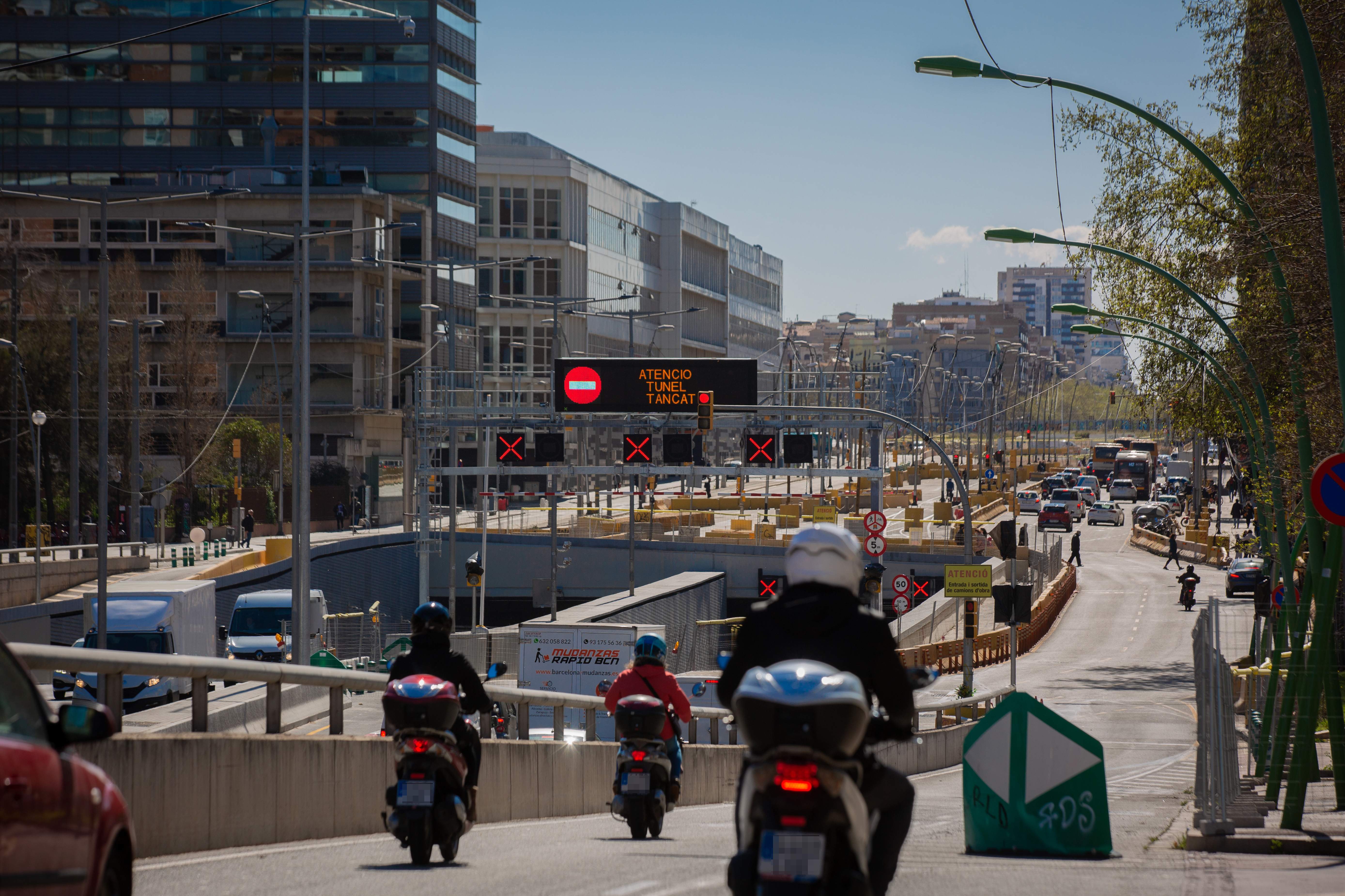 Barcelona desplega tres proves pilot per millorar la seguretat dels motoristes