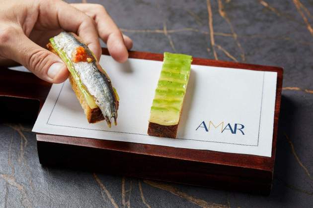 Anchoas y coca hojaldrada con aguacate H1 Anchoas y coca hojaldrada con aguacate H1