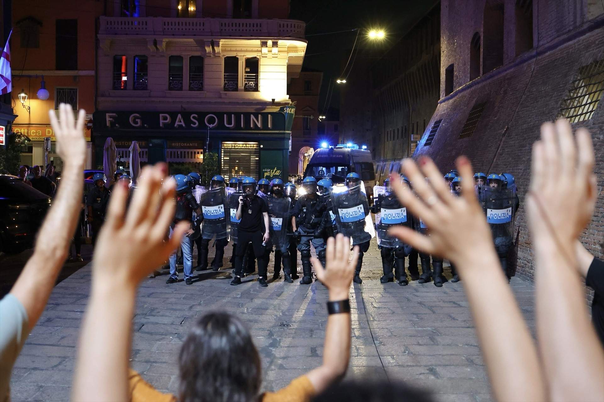 Manifestants davant la policia a Bolonya / EP/Contacto/Guido Calamosca