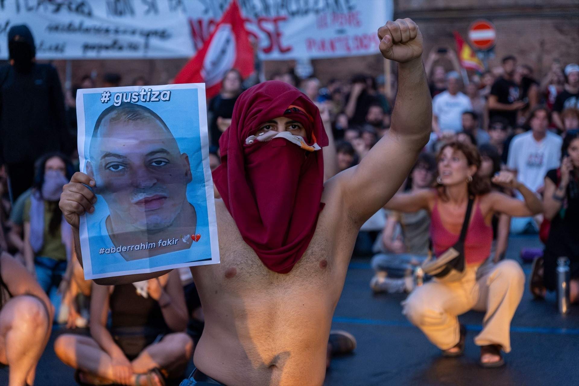 Un manifestant porta un cartell demanant justícia amb la cara d'Abderrahim Fakir / Leonardo Caravaglia