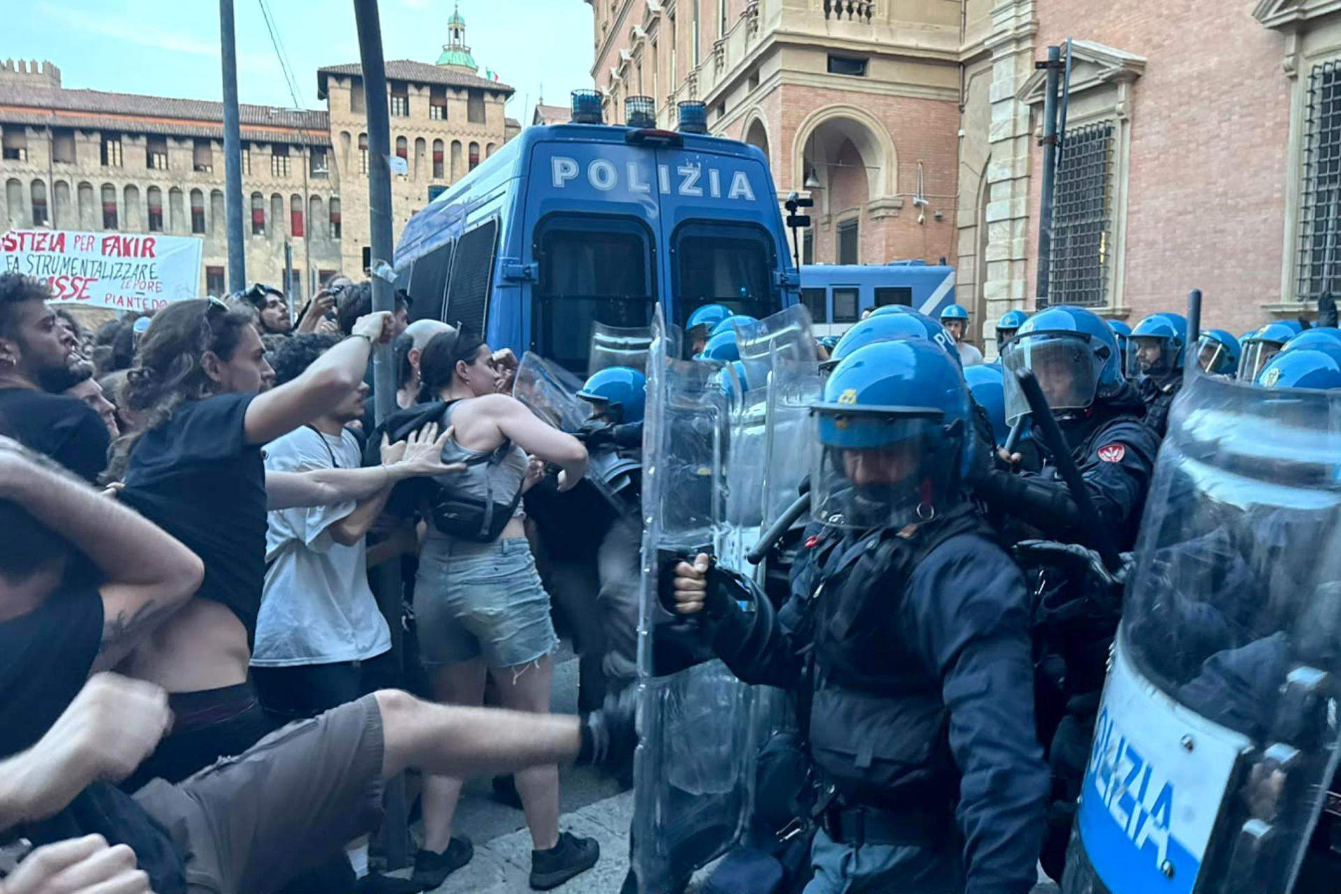 Manifestants s'enfronten a la barrera policial / EFE/EPA/MAX CAVALLARI