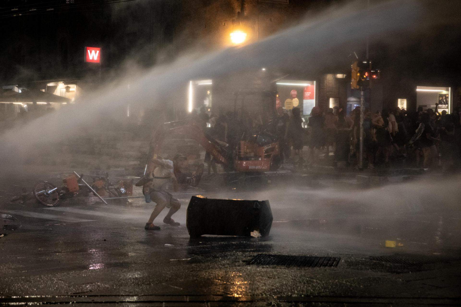 La policia utilitza el canó d'aigua contra els manifestants a Bolonya / EFE/EPA/MAX CAVALLARI