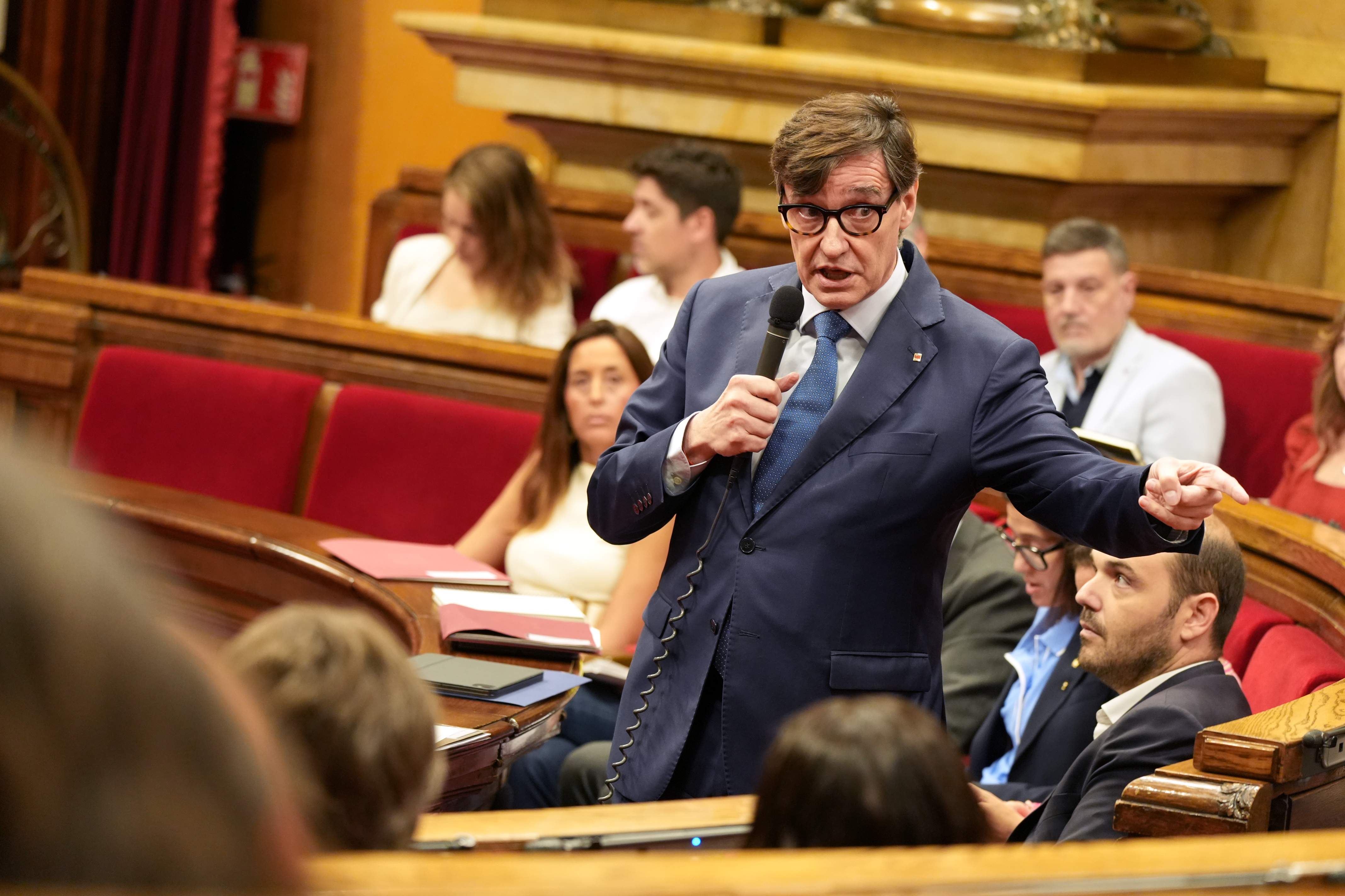 Illa, entre retrets per l'amnistia i la baixa inversió de l'Estat, s'enganxa per la Roja al Parlament