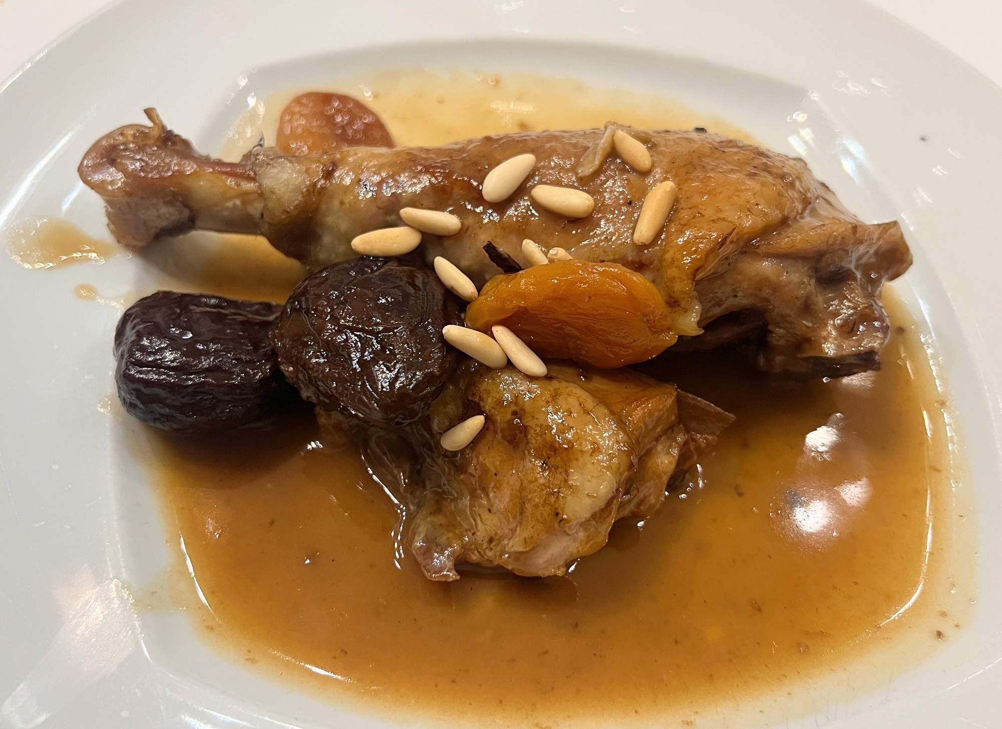Gall del Penedès i préssec de l’Ordal a un restaurant de cuina tradicional catalana